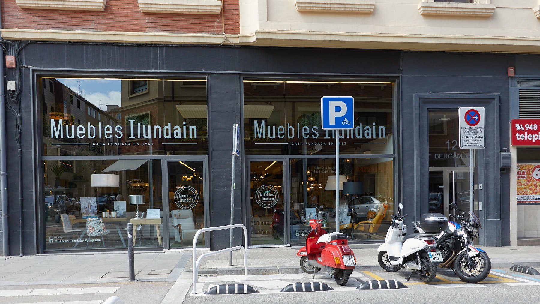 tienda Muebles Ilundáin, situada en la calle Francisco Bergamín 12
