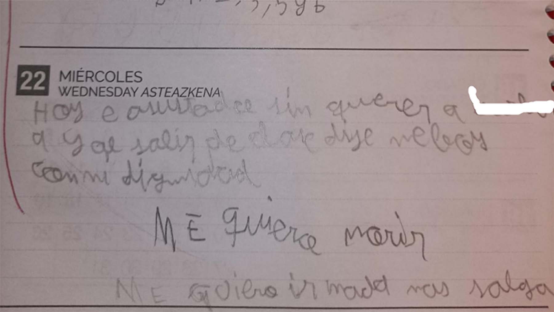 Fotografía de la segunda nota que encontró la madre del niño acosado en su agenda con la frase 'Me quiero morir'. NAVARRA.COM
