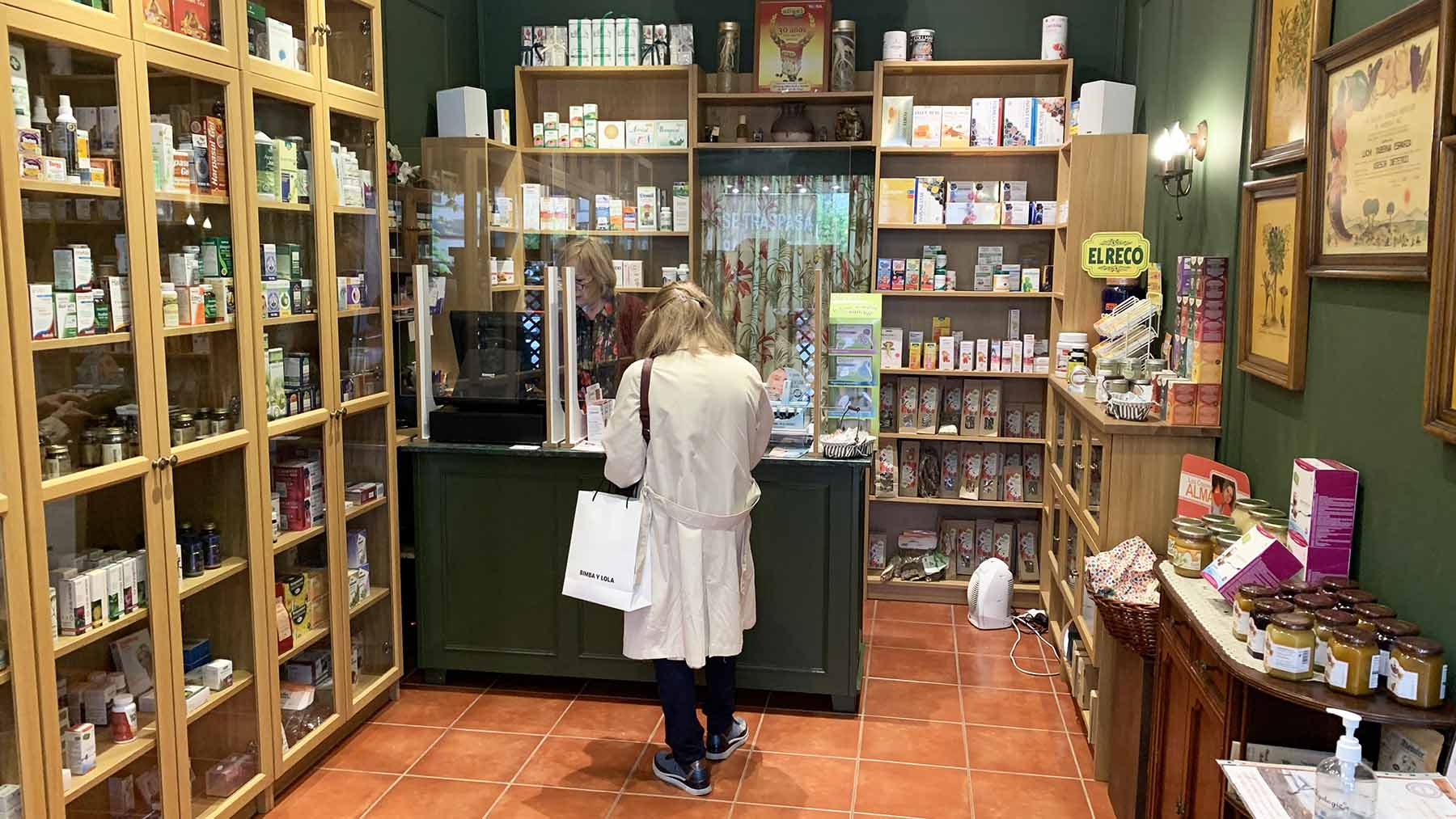 Interior de la herboristería Lucía en Pamplona. Navarra.com