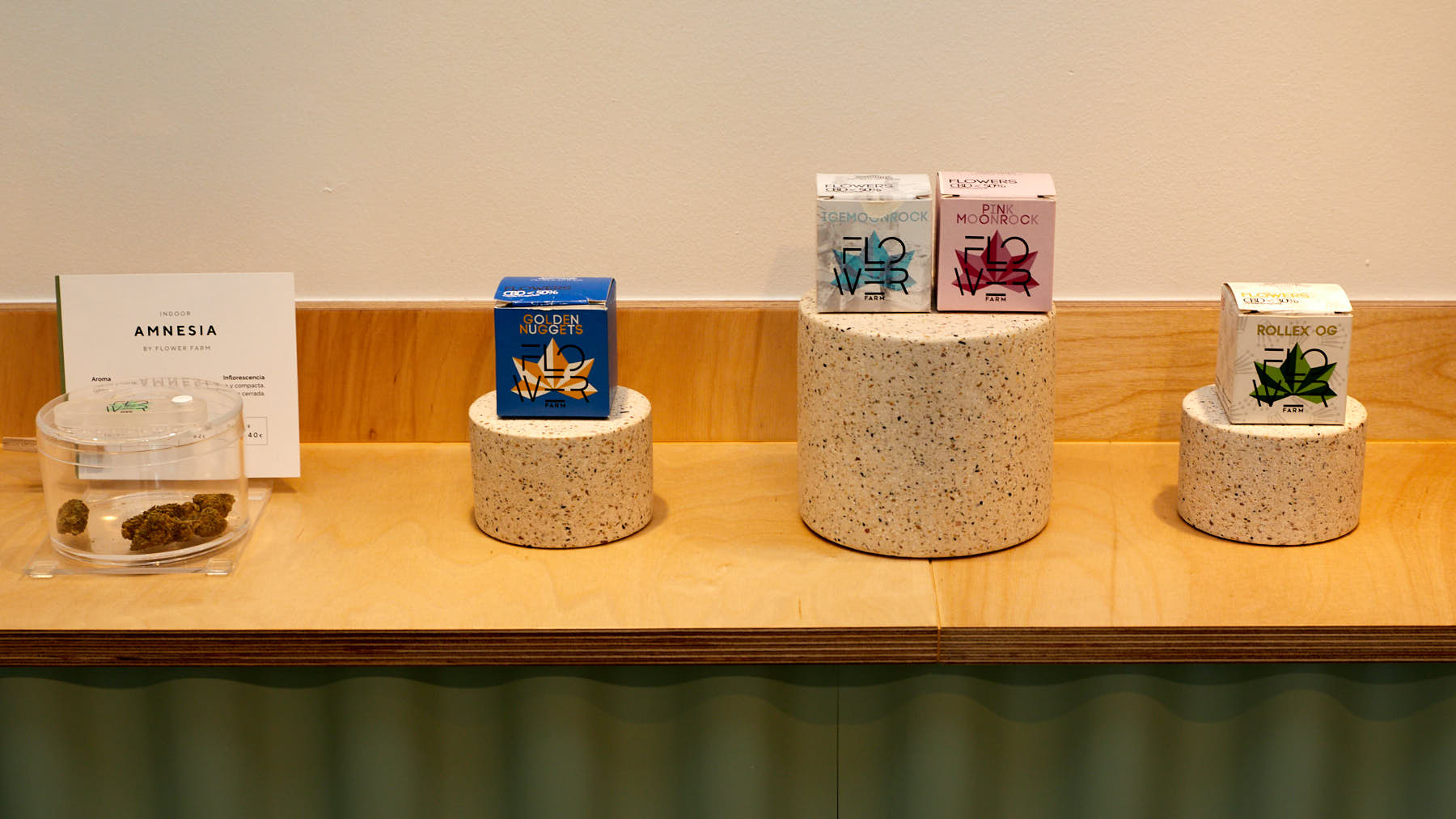 Tienda de CBD Flower Farm, en la plaza de San Nicolás 76 de Pamplona. IÑIGO ALZUGARAY