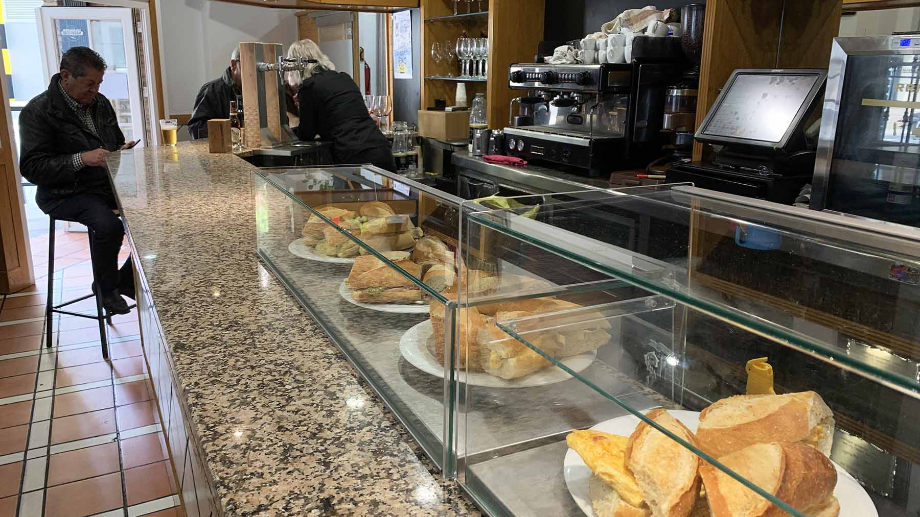 Barra de la bodega Núñez en el barrio de la Mlagrosa. Navarra.com