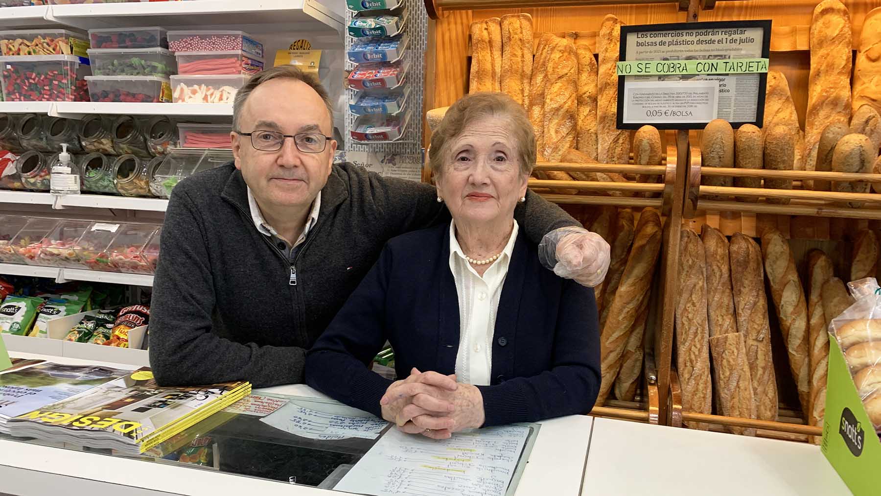 Gregorio Crespo y su madre Nati Arana en la tienda Fanny dulces, helados, prensa y revistas en Pamplona. Navarra.com