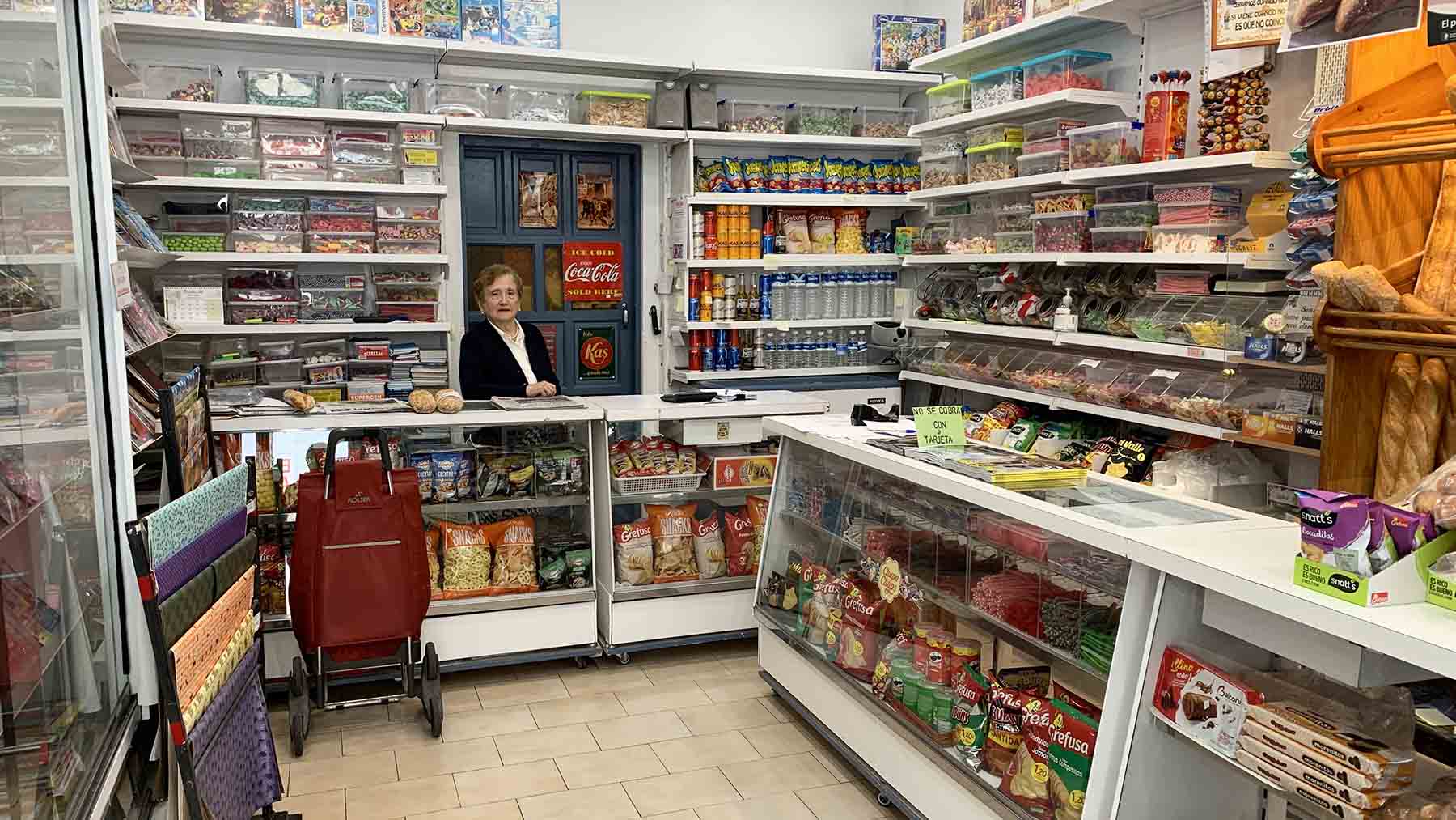 Interior de la tienda Fanny dulces, helados, prensa y revistas en Pamplona. Navarra.com