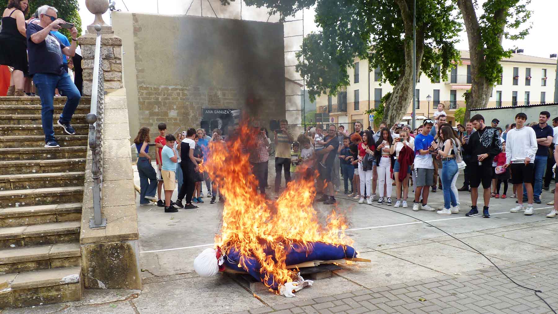 El pueblo de Navarra que celebra sus fiestas txikis quemando a un malvado en el frontón