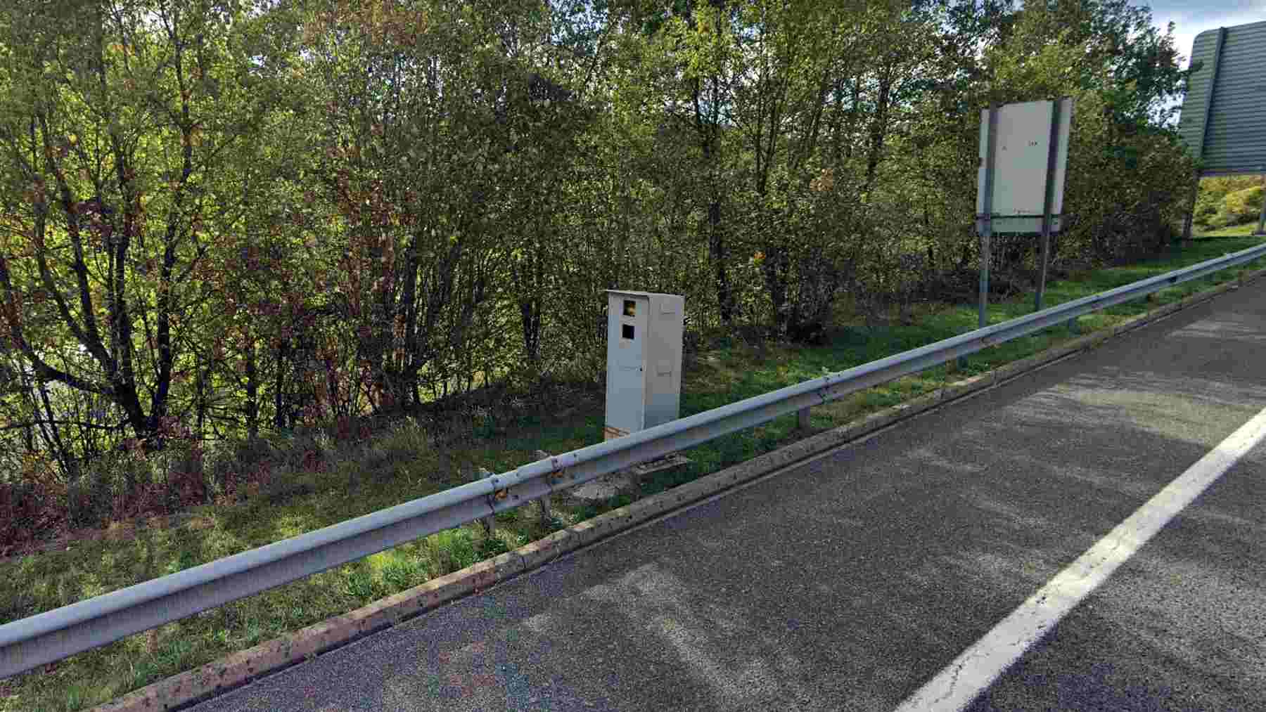 El radar de la DGT, ubicado en el punto kilómetrico 127 de la A-15 a la altura de Lecumberri, es el que más multa de Navarra. GOOGLEMAPS