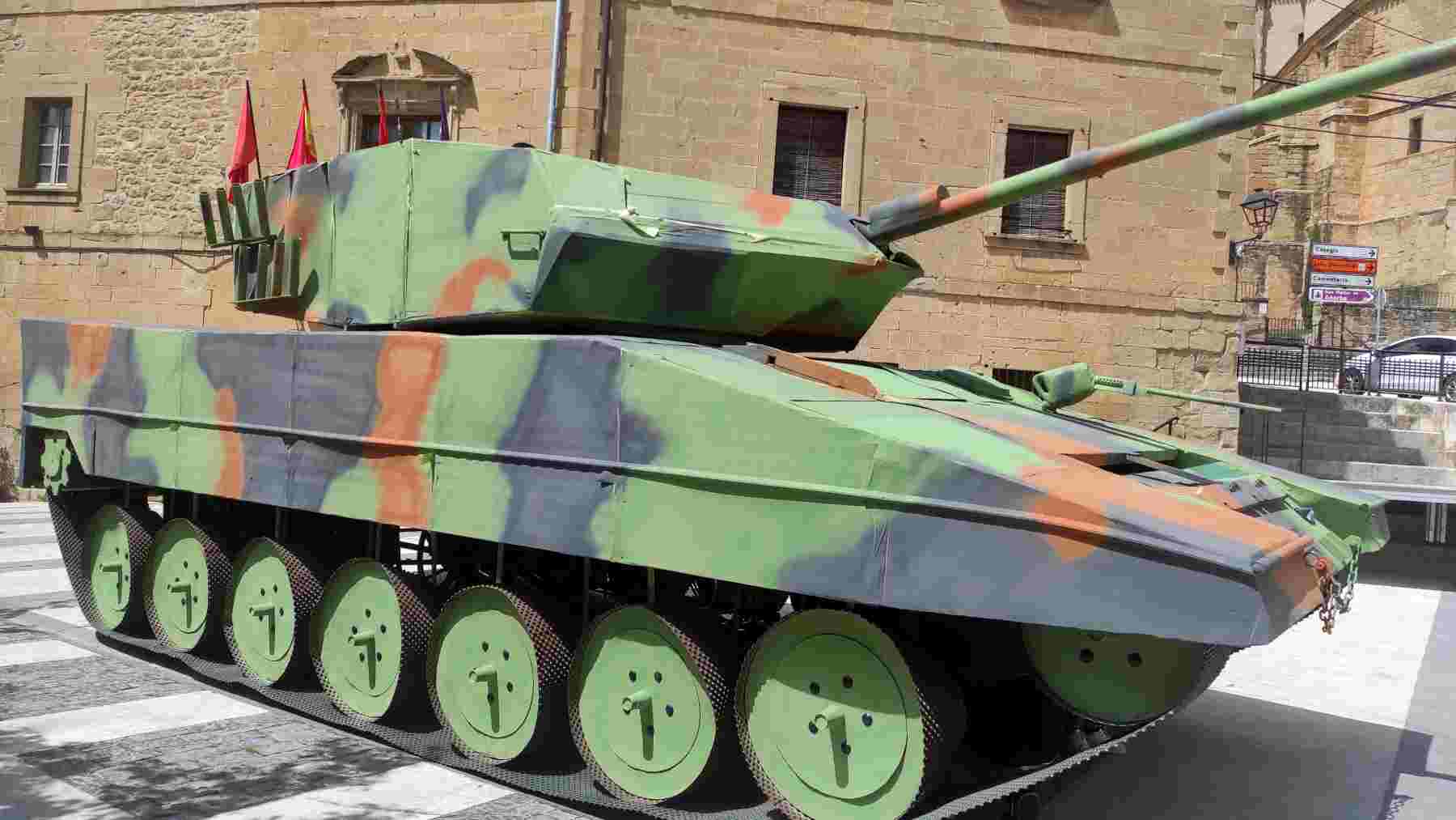 Un tanque hecho de material reciclado ha aparecido en la plaza de Añorbe. CEDIDA.