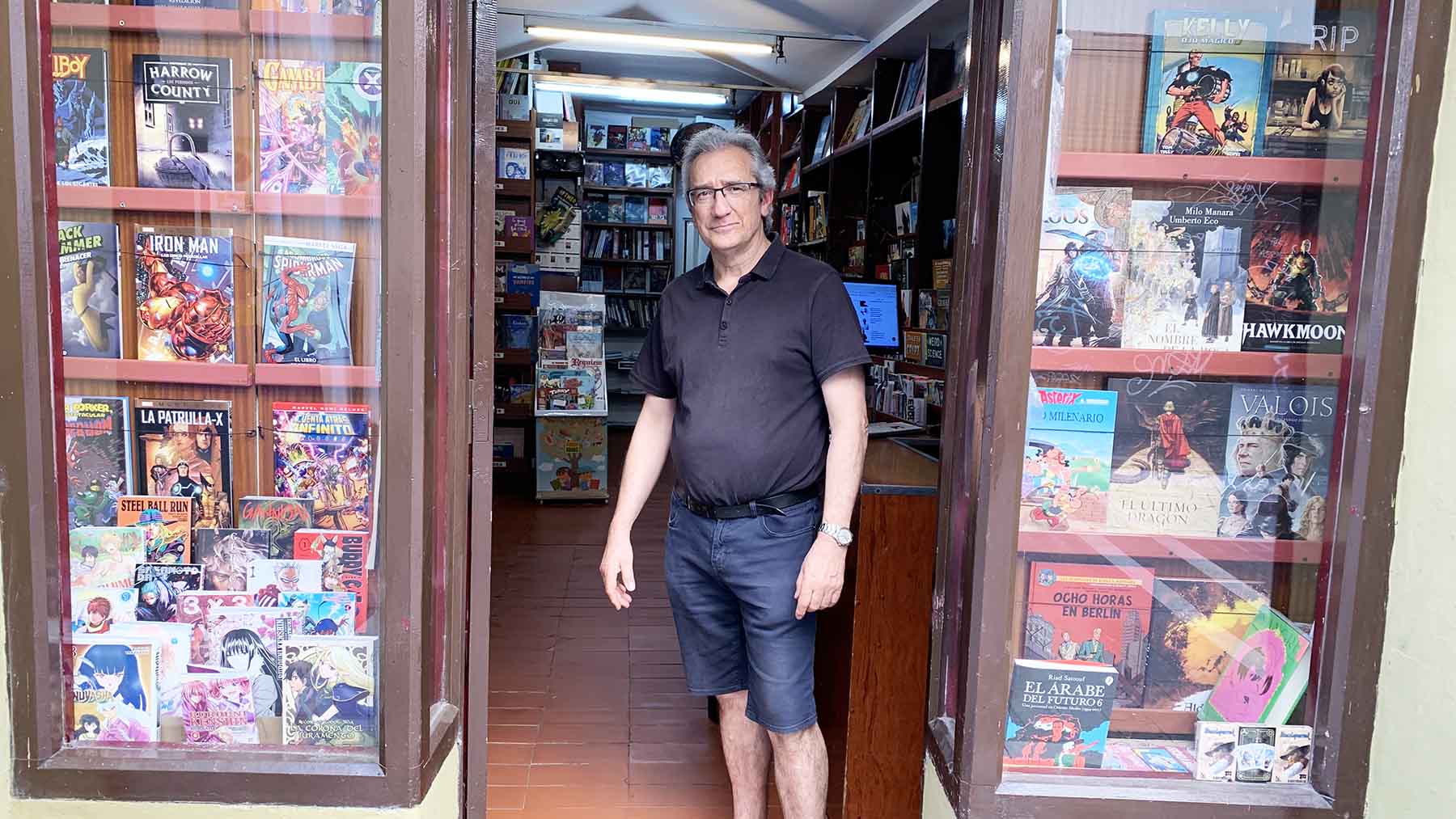 Julio Atienza en su tienda TBO de la calle la Merced en Pamplona. Navarra.com