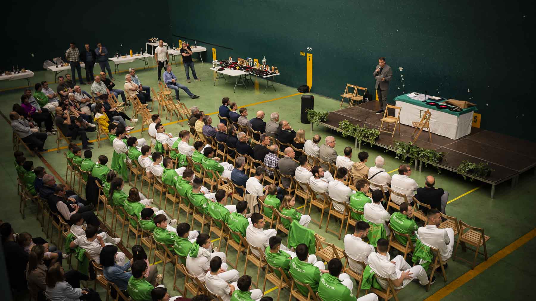 Oberena homenajea al 'eterno' delegado de pelota 'Baldo' Peralta, que cumple 83 años este 1 de junio, y acumula 47 como delegado de la sección. JASMINA AHMETSPAHIC