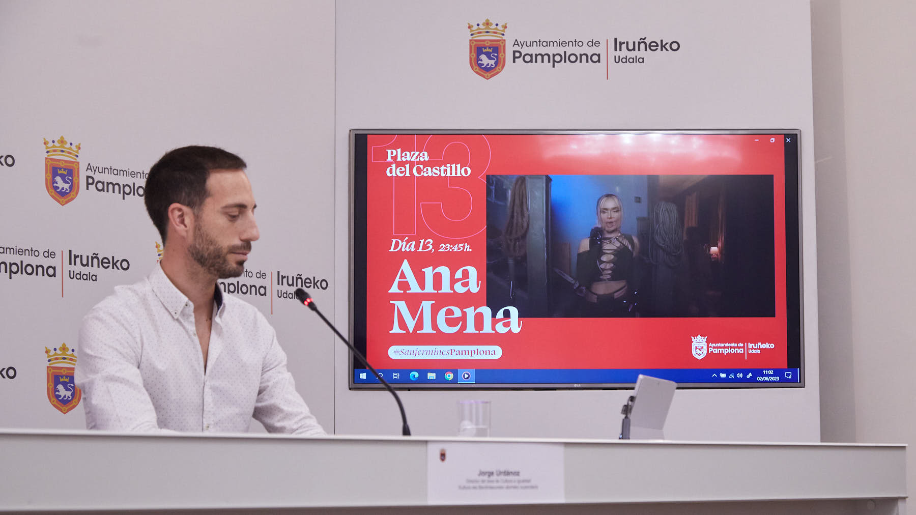 El director de Cultura del Ayuntamiento de Pamplona, Jorge Urdánoz, presenta la propuesta musical para las próximas fiestas de San Fermín, detallando los artistas que acudirán a la Plaza del Castillo, Plaza de los Fueros y Plaza Compañía. IÑIGO ALZUGARAY