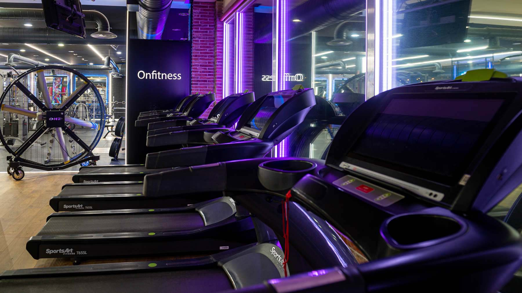Onfitness estrena nuevas y modernas salas de entrenamiento en su gimnasio de Pamplona.