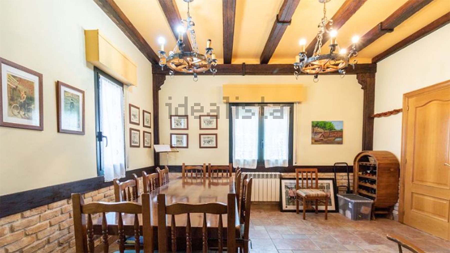 La casa en venta en Astráin tiene cinco habitaciones y tres baños. IDEALISTA