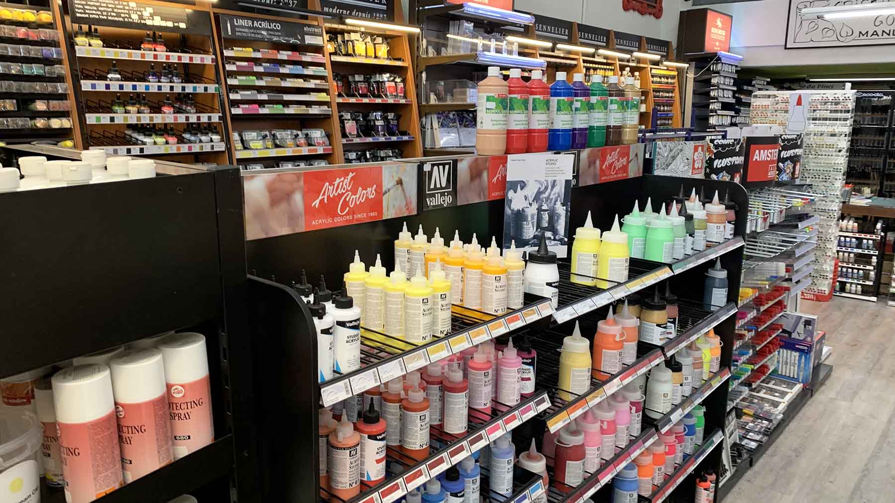 Interior de la tienda CG Manualidades en la calle Guelbenzu de Pamplona. Navarra.com