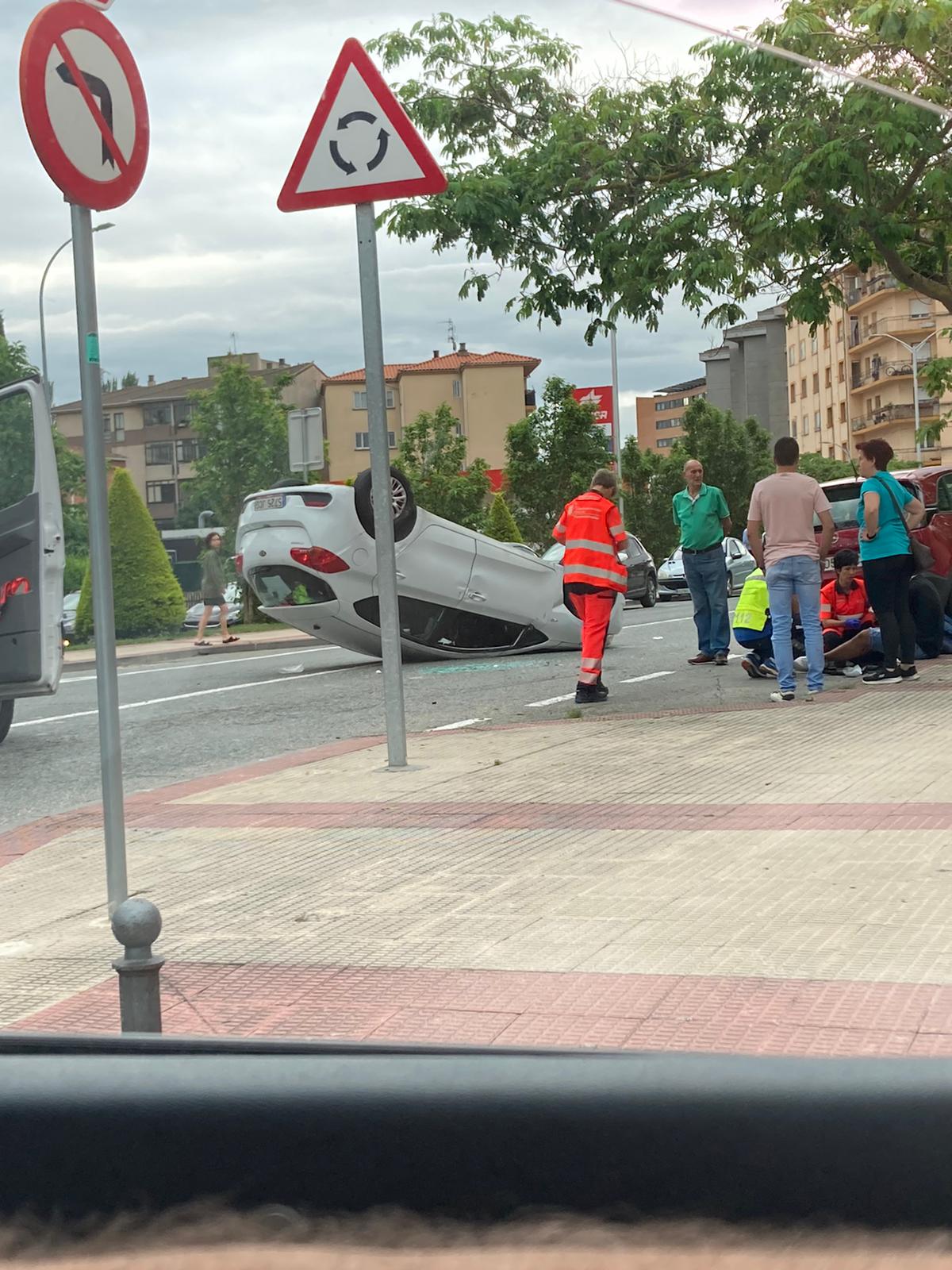 El coche quedó volcado y atravesado en mitad de la calzada. CEDIDA