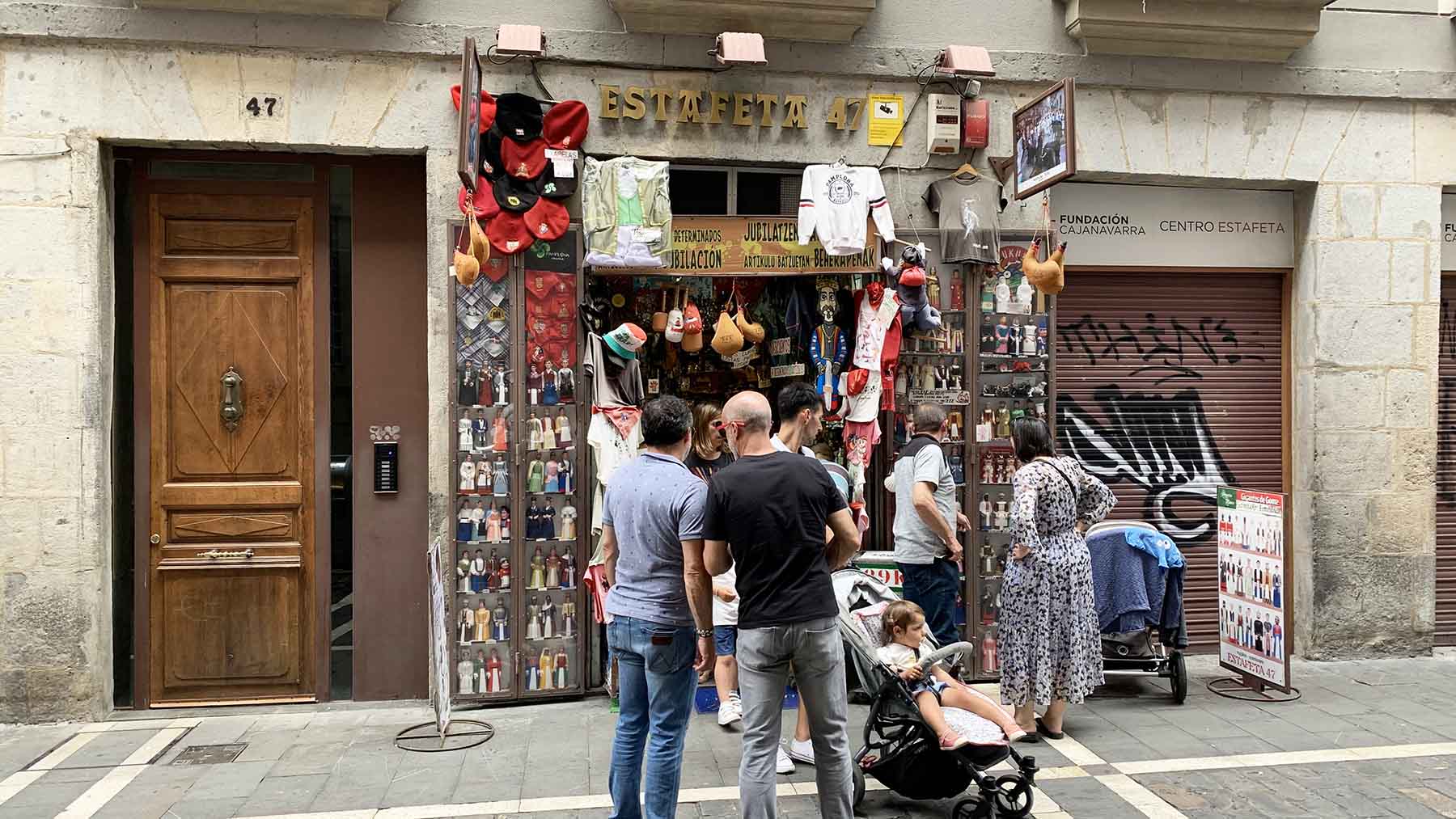 Exterior de la tienda Souvenirs Estafeta en la calle Estafeta 47 de Pamplona. Navarra.com