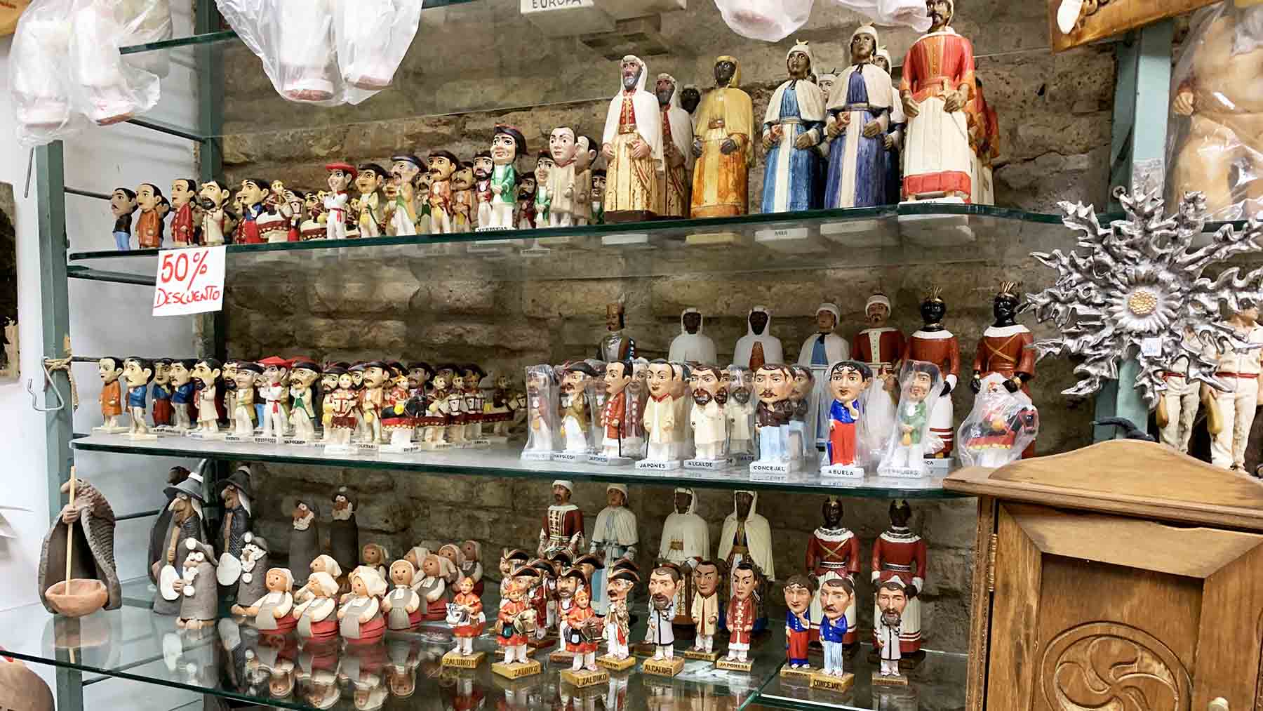 Interior de la tienda Souvenirs Estafeta en la calle Estafeta 47 de Pamplona. Navarra.com