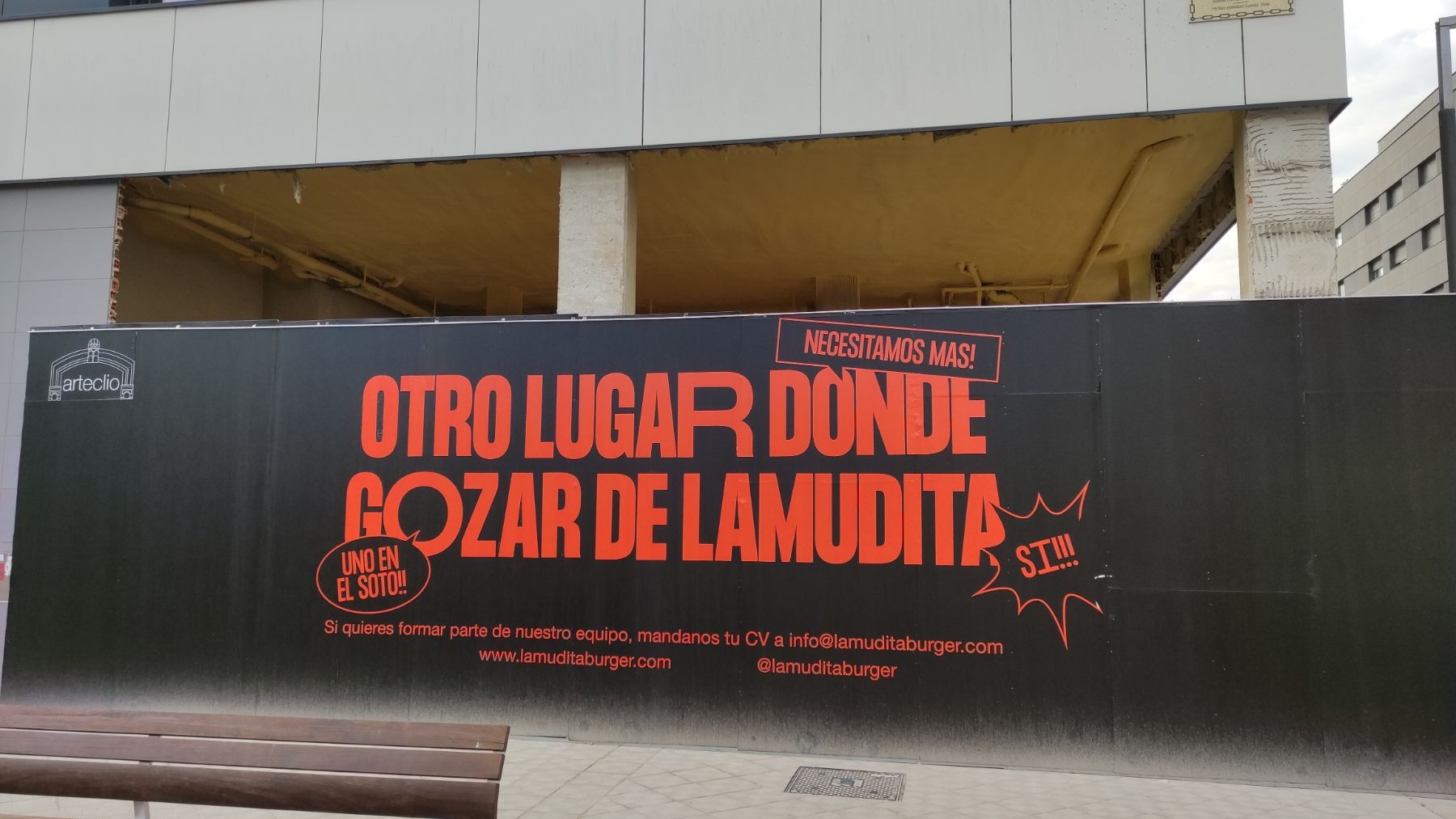 Imagen de la fachada con el cartel de Lamudita, la nueva hamburguesería de Lezkairu. NAVARRA.COM