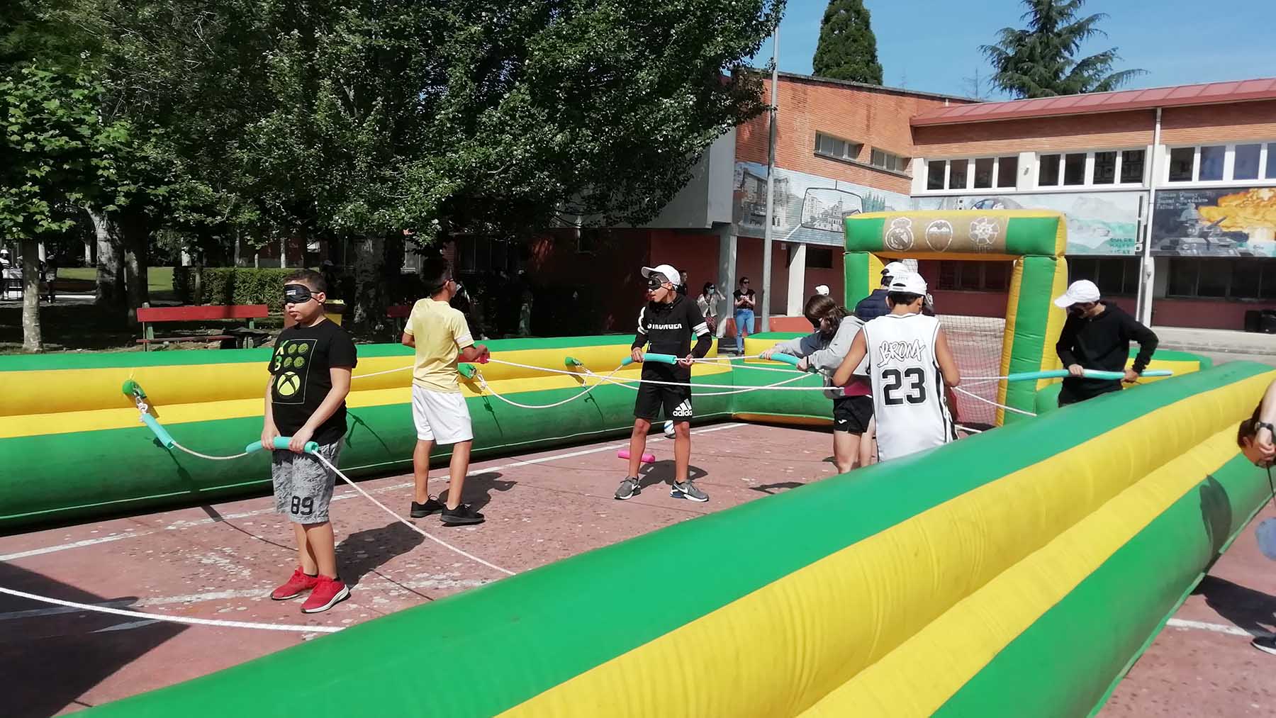 Futbolín hinchable en la fiesta de la ONCE en el IES Ibaialde. CEDIDA