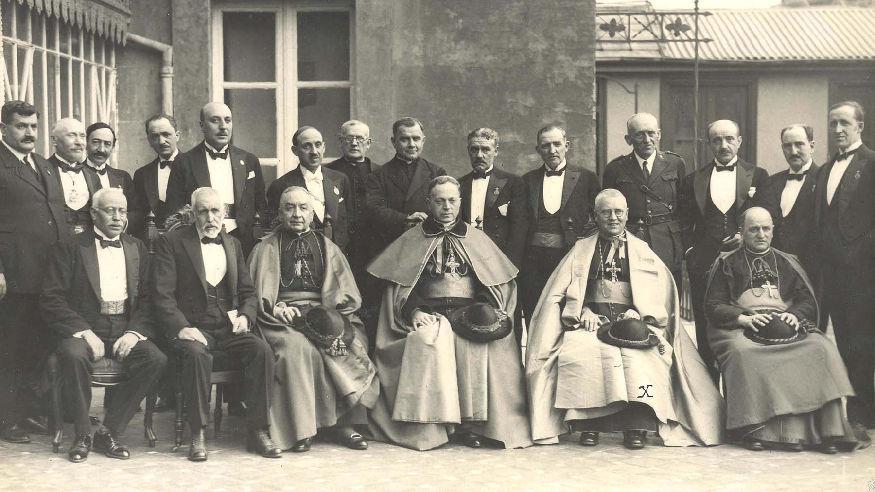 Consagración episcopal del obispo Manuel Irurita, segundo por la derecha sentado. Archivo fotográfico del Ayuntamiento de Pamplona.