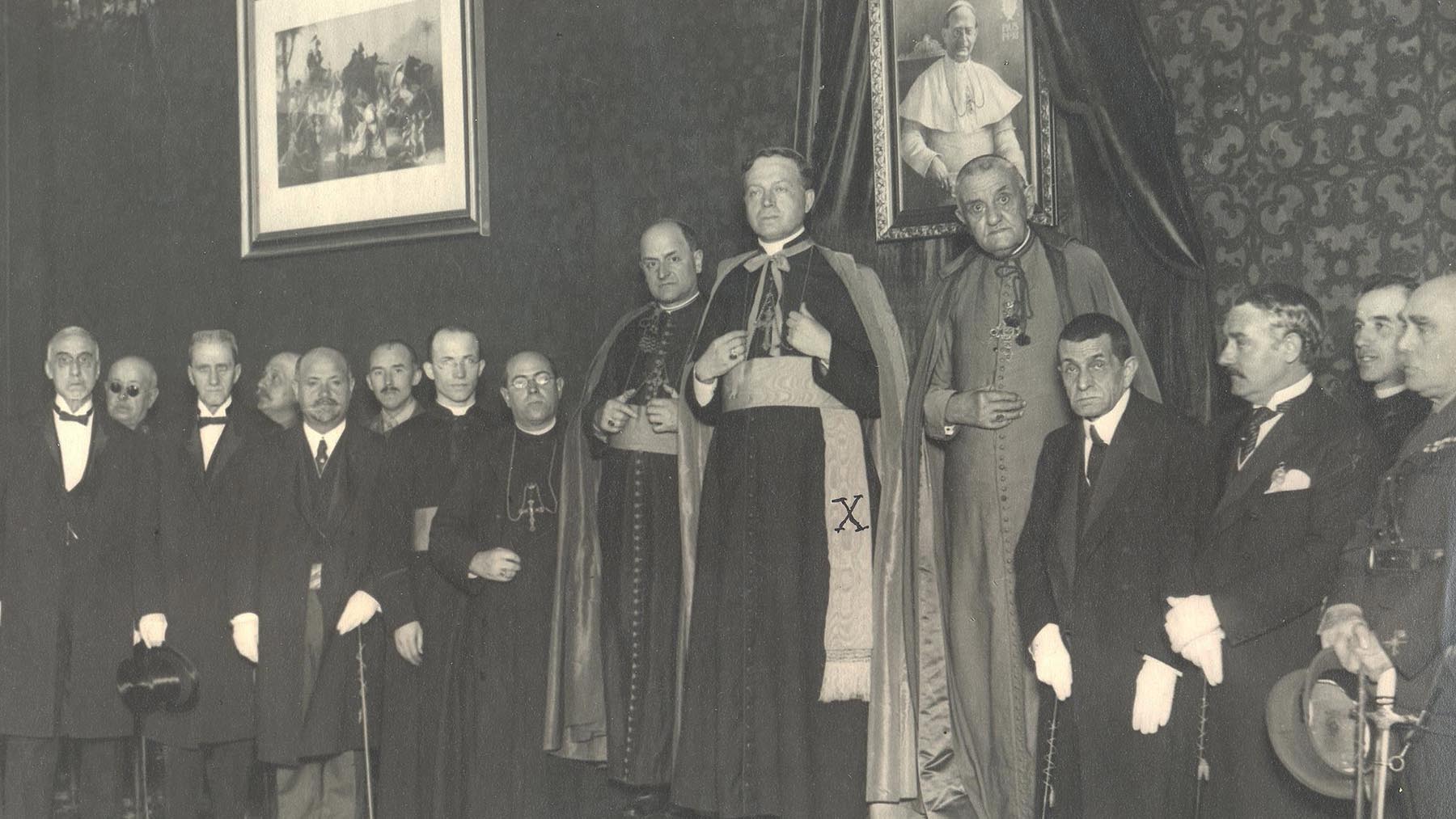 Consagración episcopal de Manuel Irurita, en el centro de la imagen. Archivo fotográfico del Ayuntamiento de Pamplona.