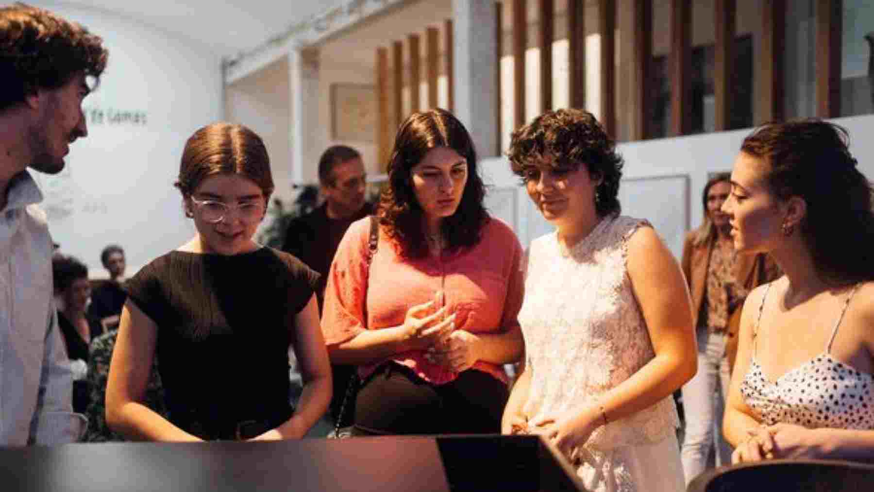 Irene Balda (izda), ganadora del concurso de Diseño para Jóvenes Talentos Saltoki Home. CEDIDA