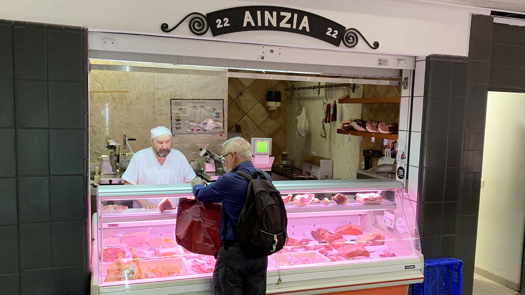 Jesús Ainzía en su carnicería del mercado del Ensanche en Pamplona. Navarra.com