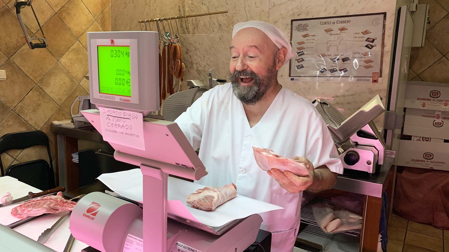 Jesús Ainzía en su carnicería del mercado del Ensanche en Pamplona. Navarra.com