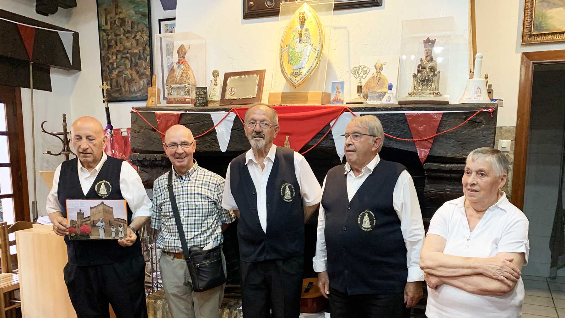 Javier Carricas, en el centro de la imagen, en el homenaje de los auroros de Santa María en Pamplona. Navarra.com