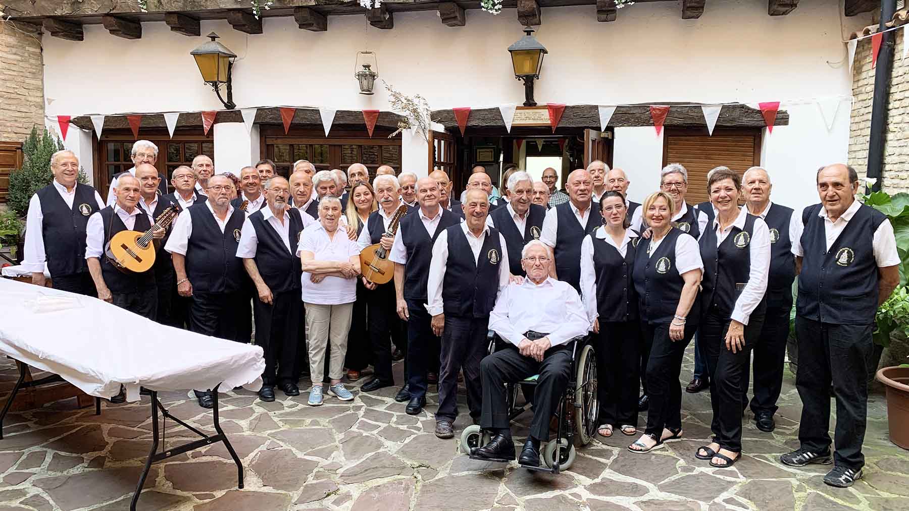 Foto de grupo de los auroros de Santa María en el homenaje a Javier Carricas. Navarra.com
