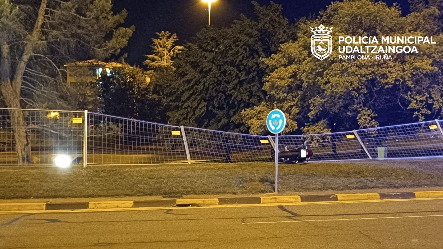 Una motocicleta se sale de la vía e impacta contra una valla en la plaza de los Fueros. POLICÍA MUNICIPAL DE PAMPLONA