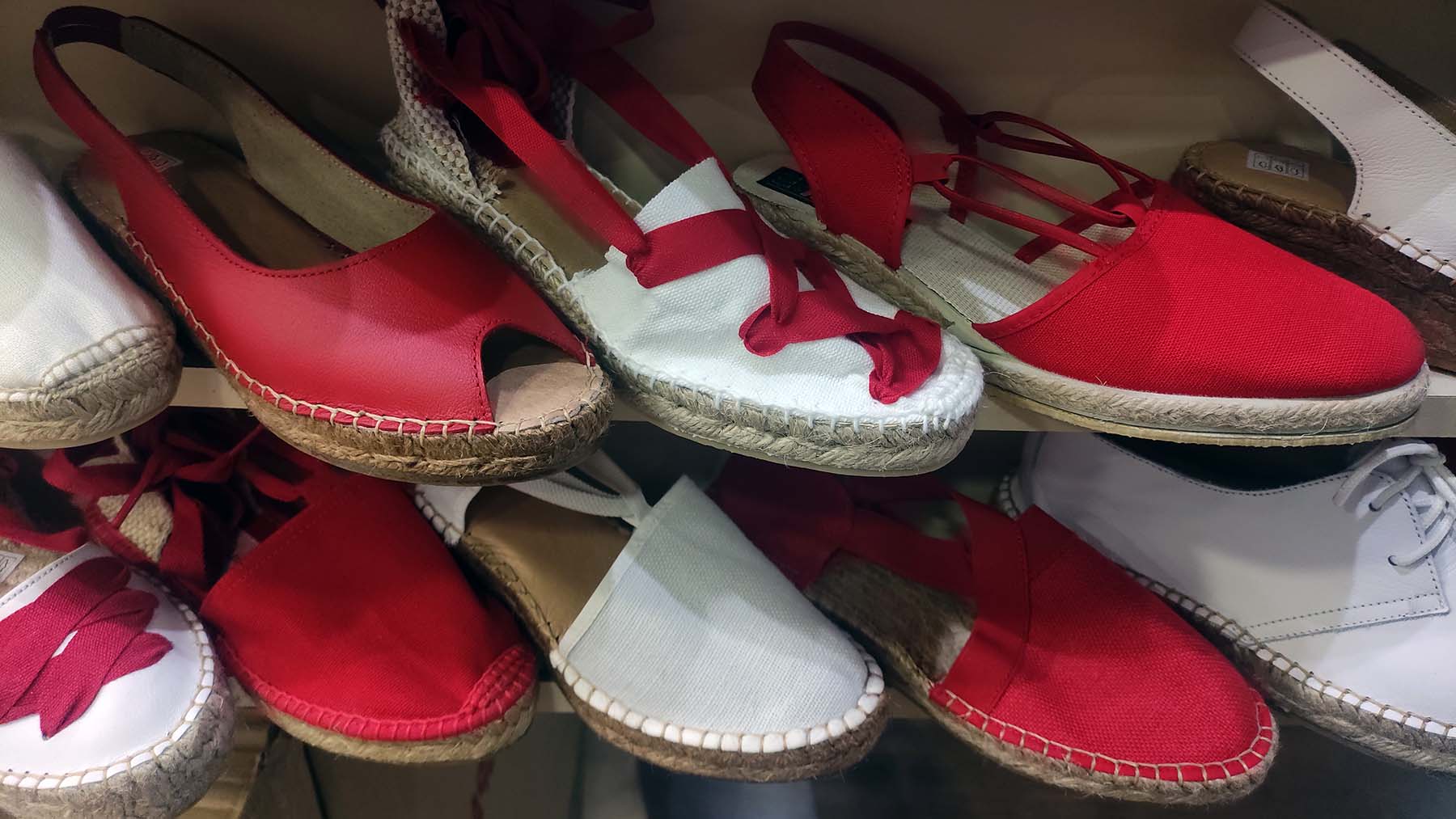 Imagen de la variedad de zapatos que ofrecen en La Zapatillera de la calle Mayor 17. NAVARRA.COM