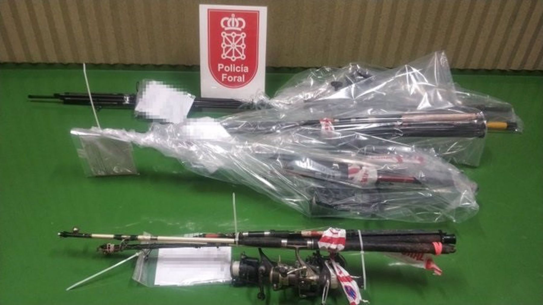 Cañas de pescar incautadas en el Pantano de Alloz. POLICÍA FORAL