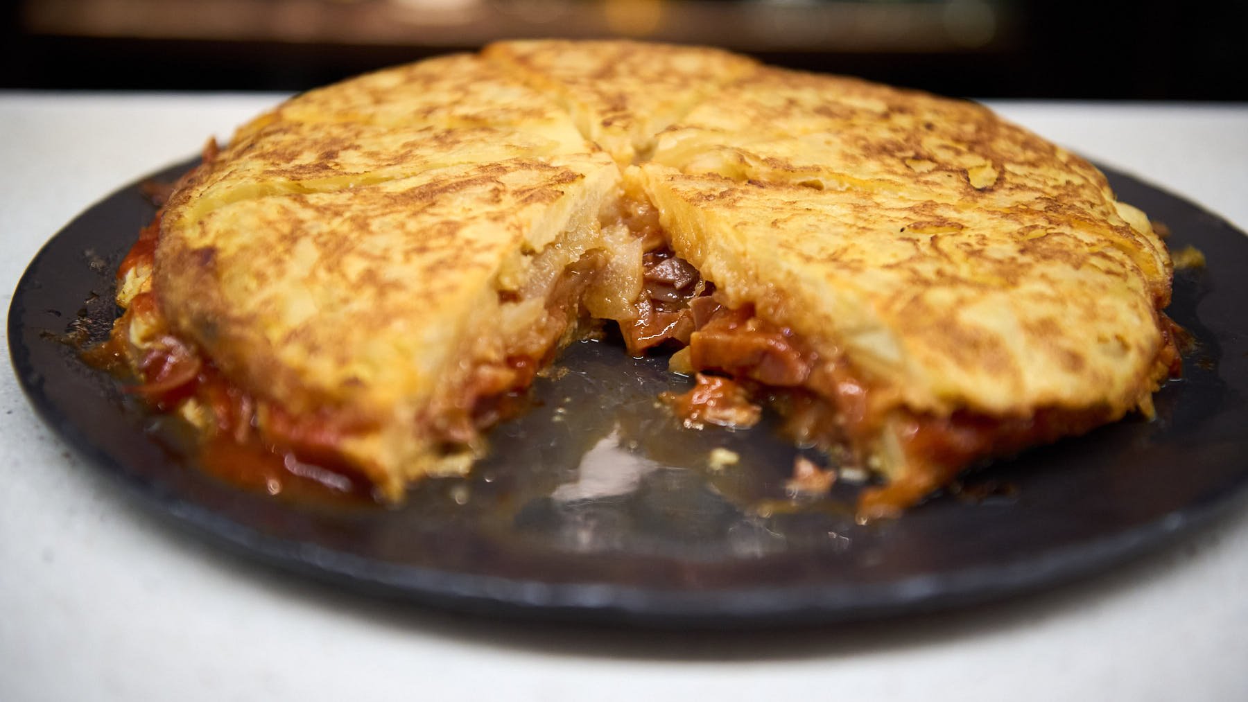 Tortilla de patata con magaras con tomate, en el bar Bulevard del Paseo Anelier, en la Rochapea. PABLO LASAOSA