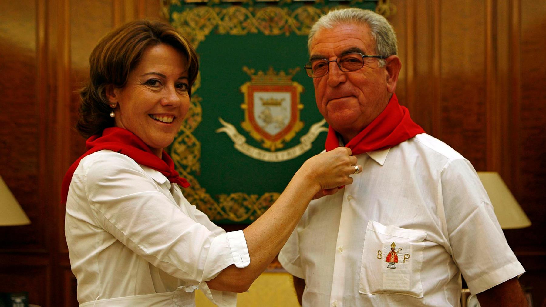 La alcaldesa de Pamplona, Yolanda Barcina, y Damián Sánchez, alcalde de Sol, en un acto de homenaje en 2010. ARCHIVO
