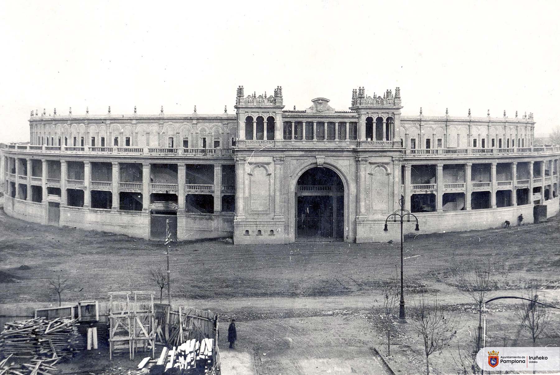 Foto 06. 1928. La plaza de toros de Pamplona conforme al proyecto original del arquitecto Urcola presentaba un escudo borbónico (Foto Benito Rupérez, Colección Municipal, Archivo Municipal AMP001741)