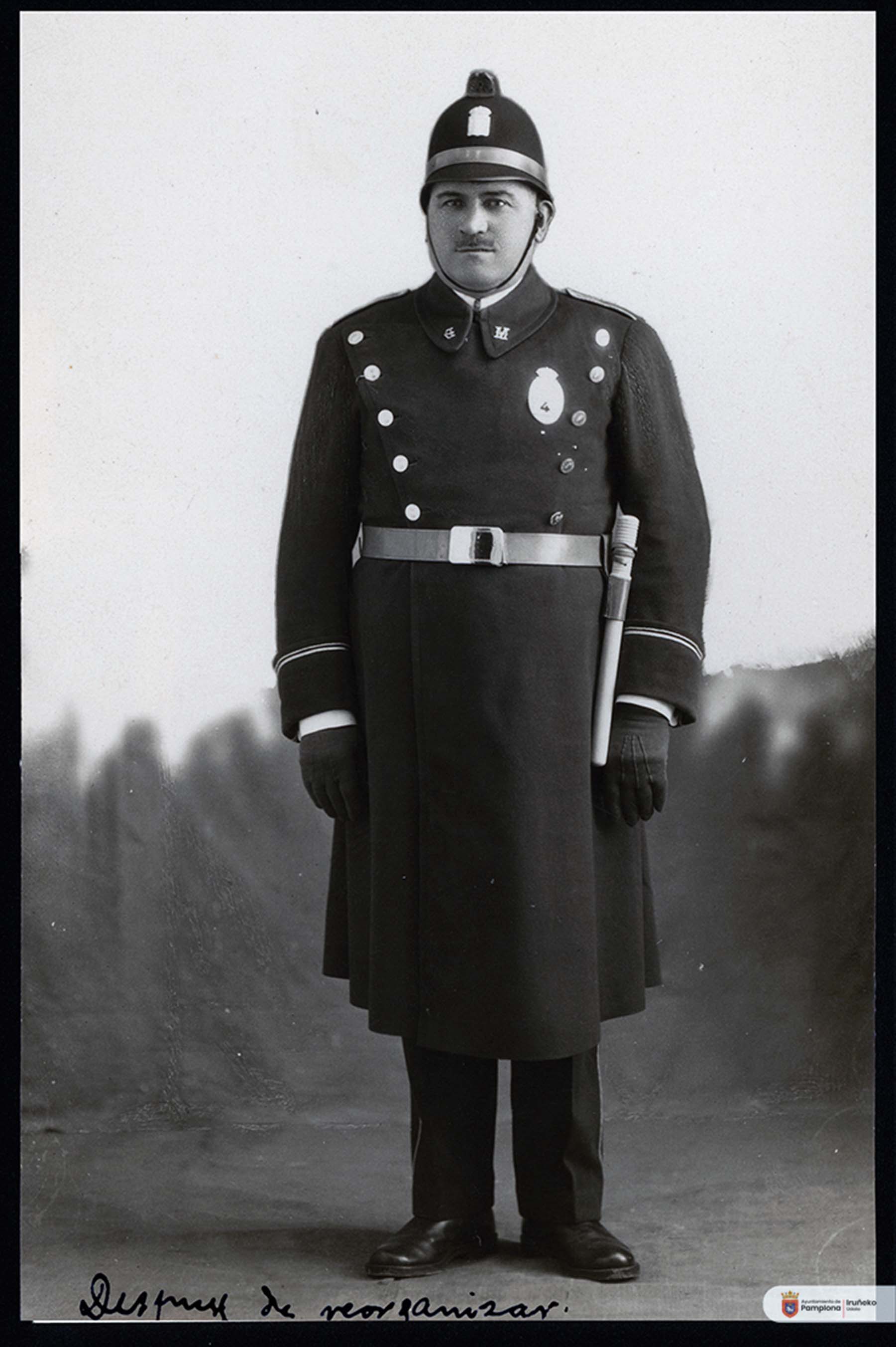 Foto 07. Uniforme del cuerpo de la policía municipal (Foto Benito Rupérez, Colección Arazuri, Archivo Municipal U0010202)