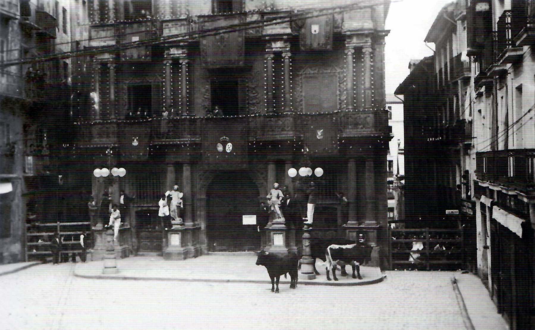 Foto 09. Encierro de 1927 con reses detenidas frente a la fachada de la Casa Consistorial. (Foto Rupérez, cortesía de Foto Koldo)