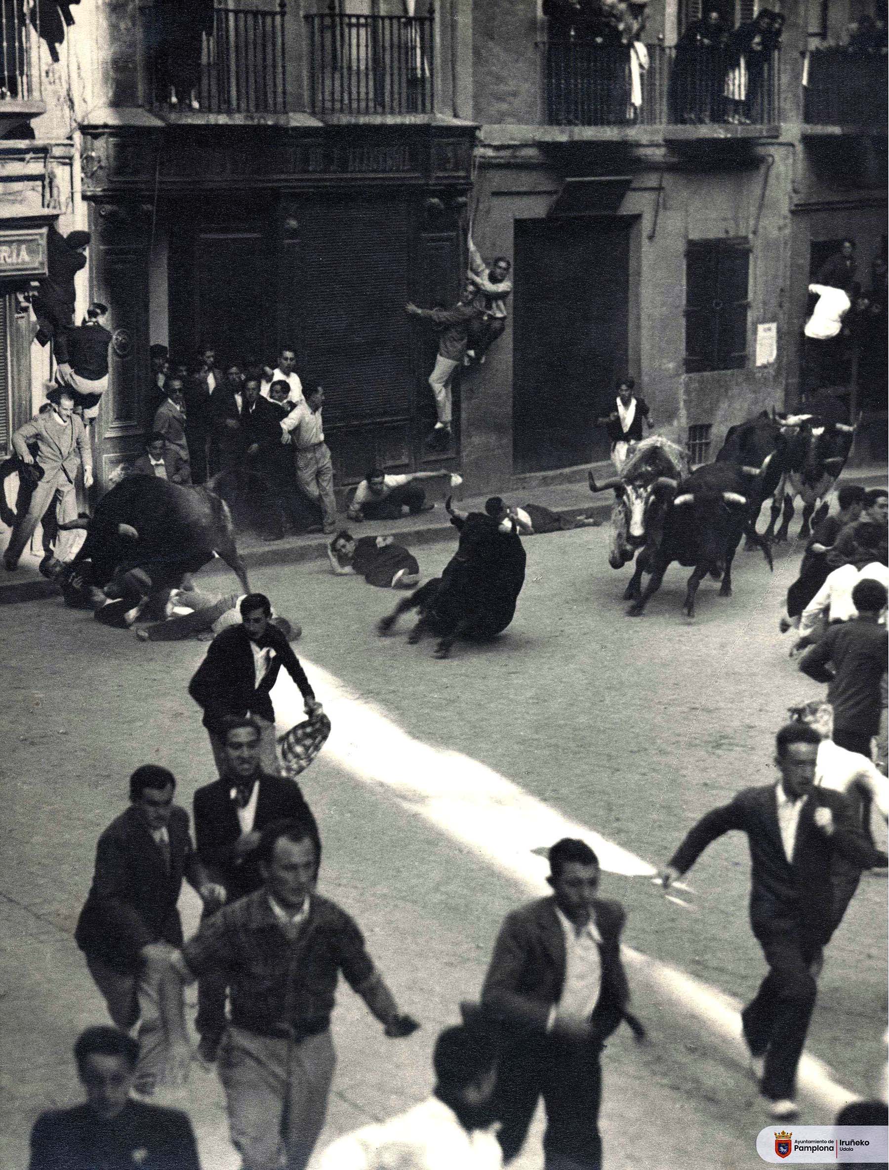Foto 10. Encierro en la plaza Consistorial del 11 de julio de 1936 (Foto Rupérez, Colección Municipal, Archivo Municipal AMP002200)