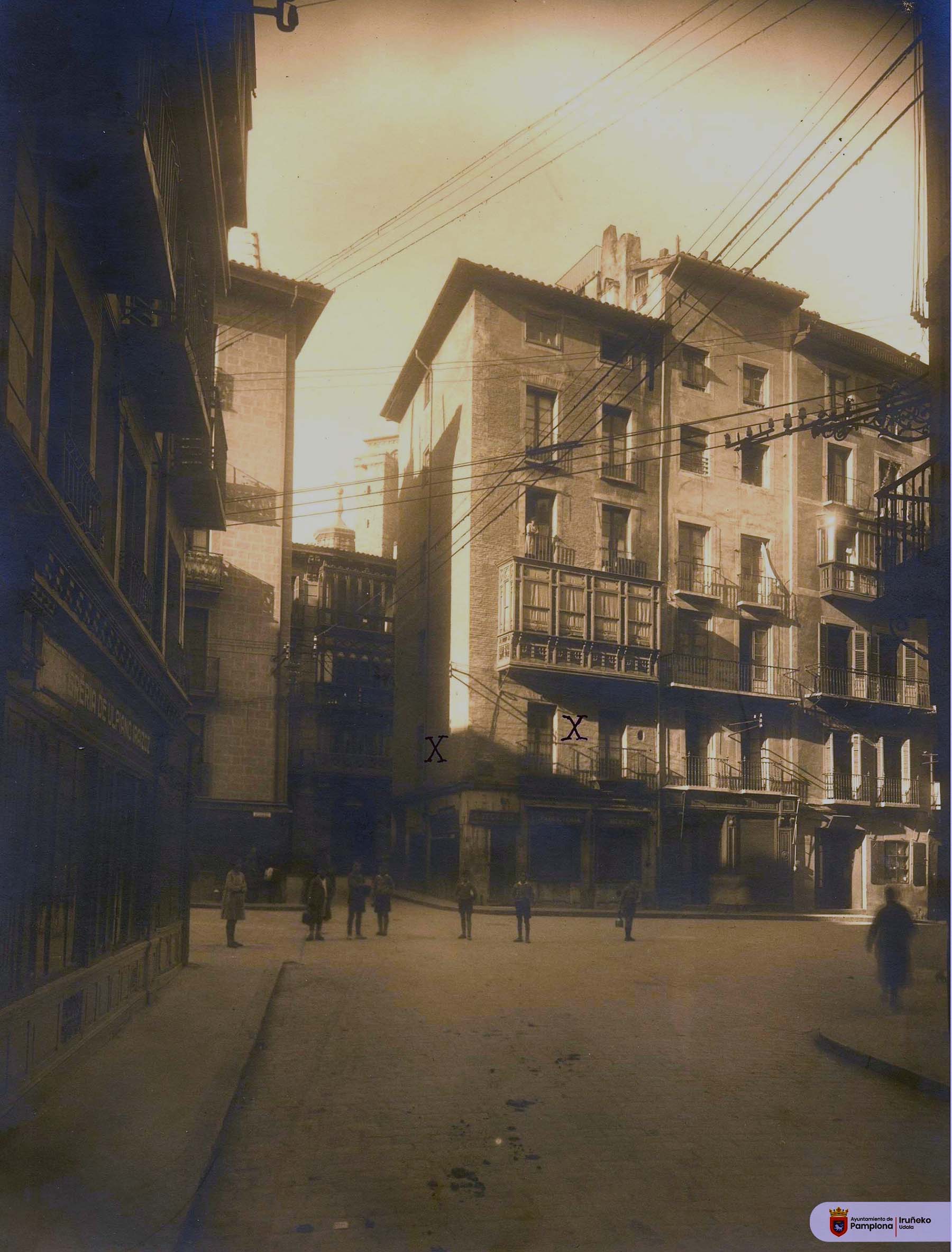 Foto 11. La plaza Consistorial vista desde Mercaderes antes del derribo de dos casas contiguas a Casa Seminario (Foto Rupérez, Colección Municipal, Archivo Municipal AMP000413)