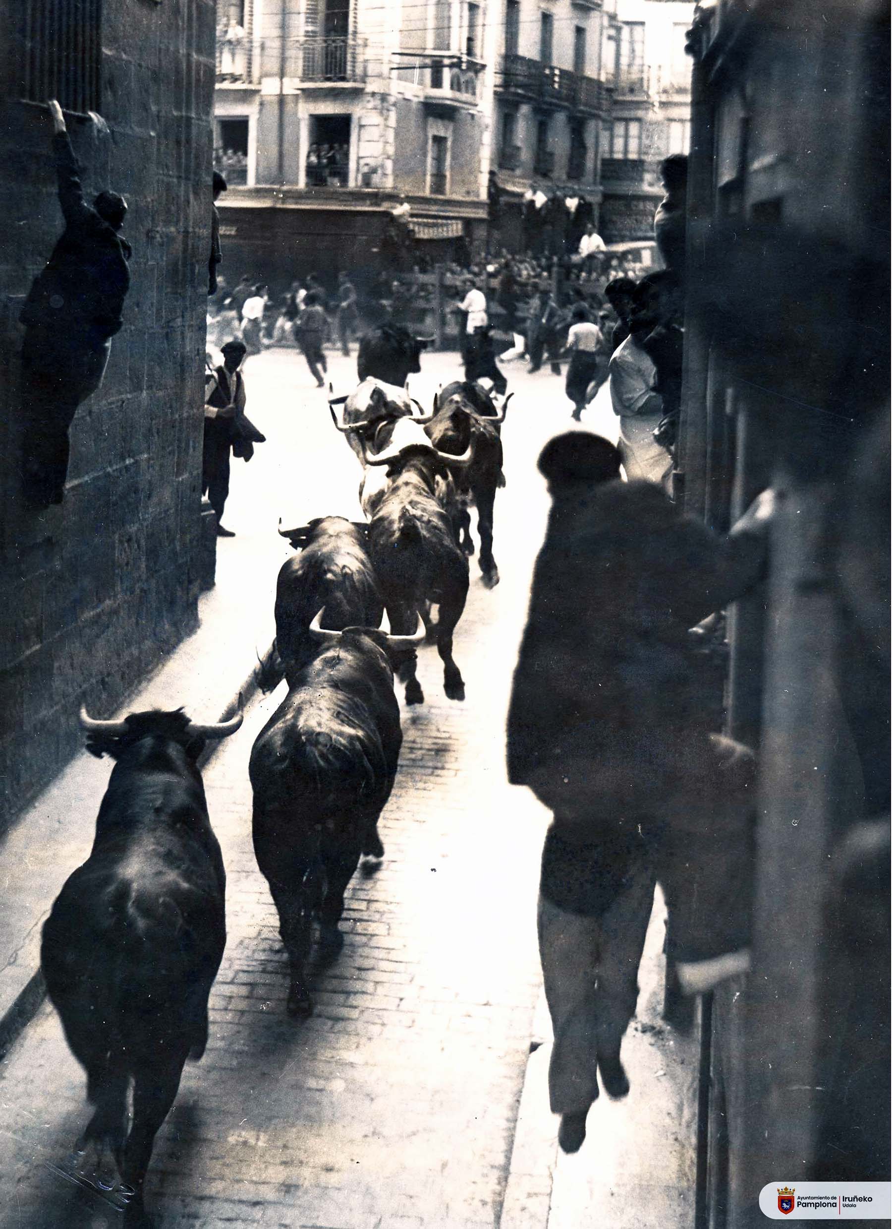 Foto 12. Los astados enfilan la plaza Consistorial desde la cuesta de Santo Domingo. 1935 (Foto Benito Rupérez, Colección Municipal, Archivo Municipal AMP002257)