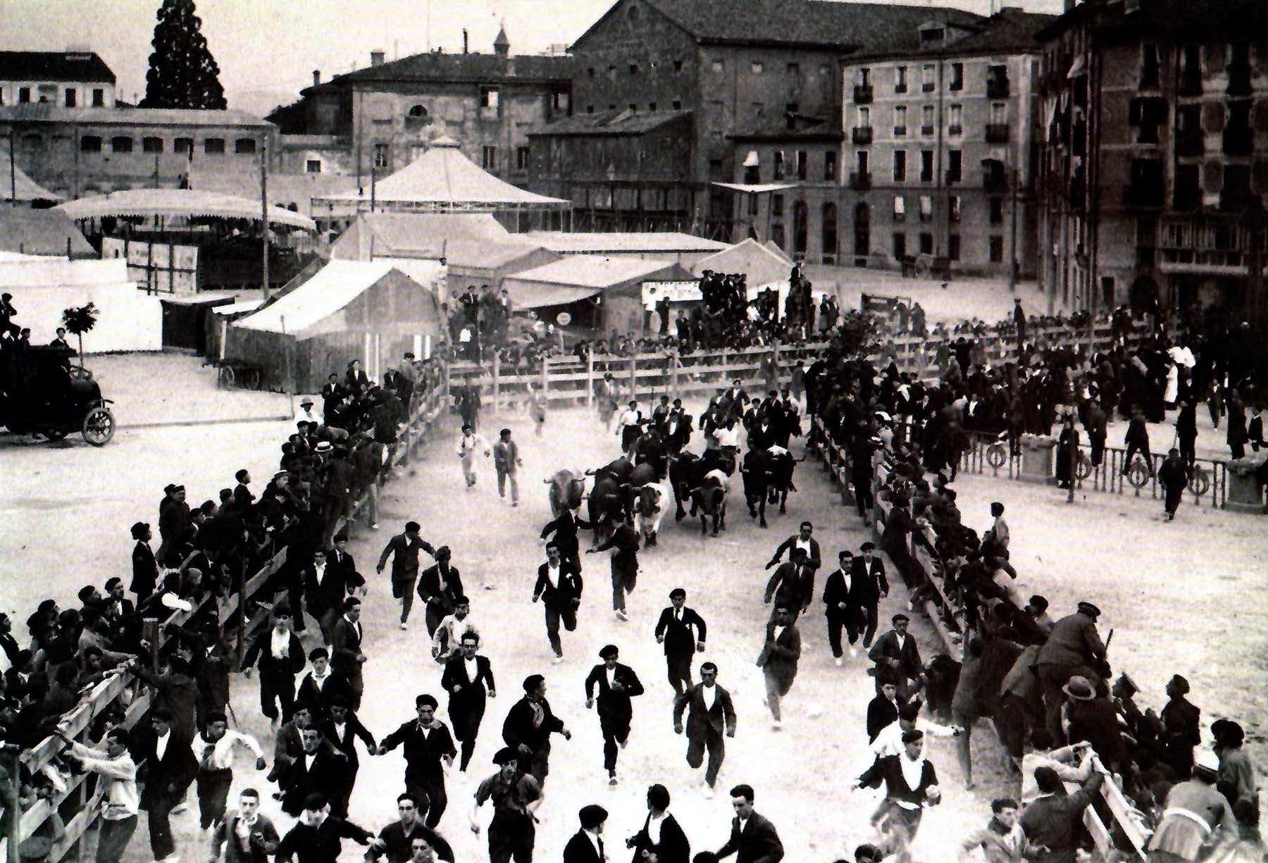 Foto 13. El encierro se interna en la cuesta del callejón procedente de la calle Estafeta (Foto Benito Rupérez, cortesía de Foto Koldo)