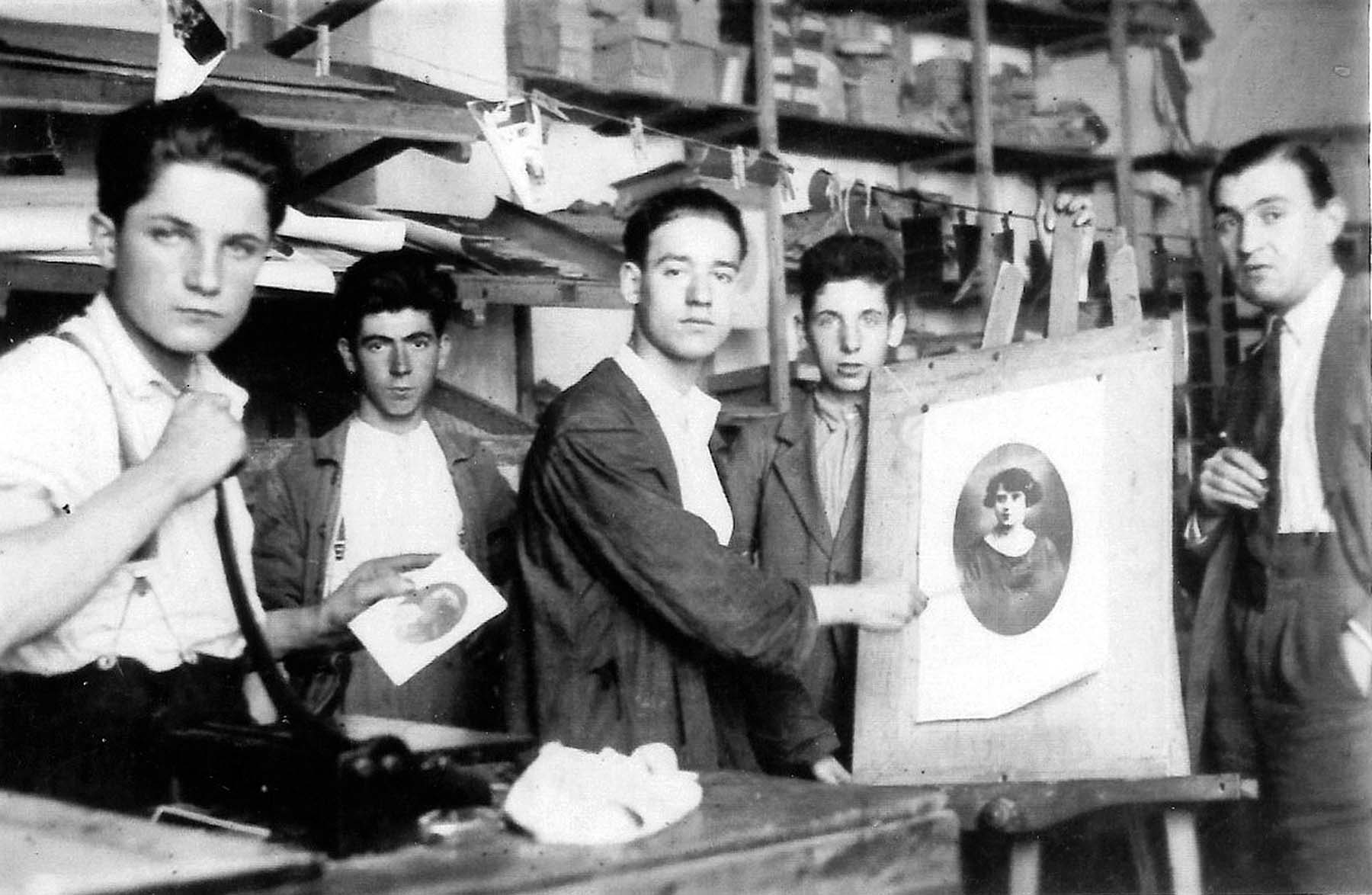 Foto 03. A la derecha Benito Rupérez con cuatro aprendices (Foto Rupérez, cortesía de Foto Koldo)