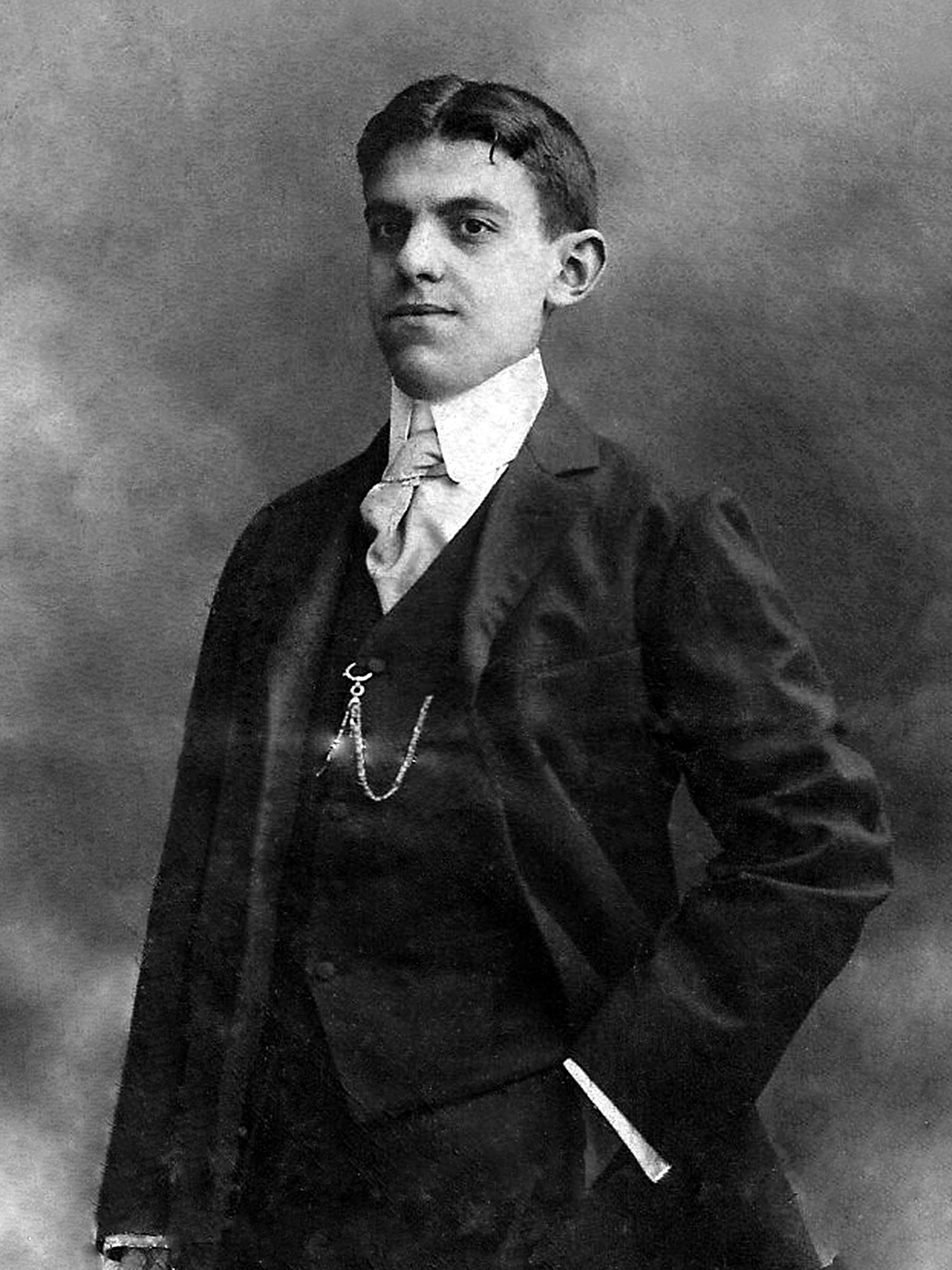 Foto 02. Un jovencísimo y elegante Benito Rupérez (Foto Emilio Pliego, cortesía de Foto Koldo).