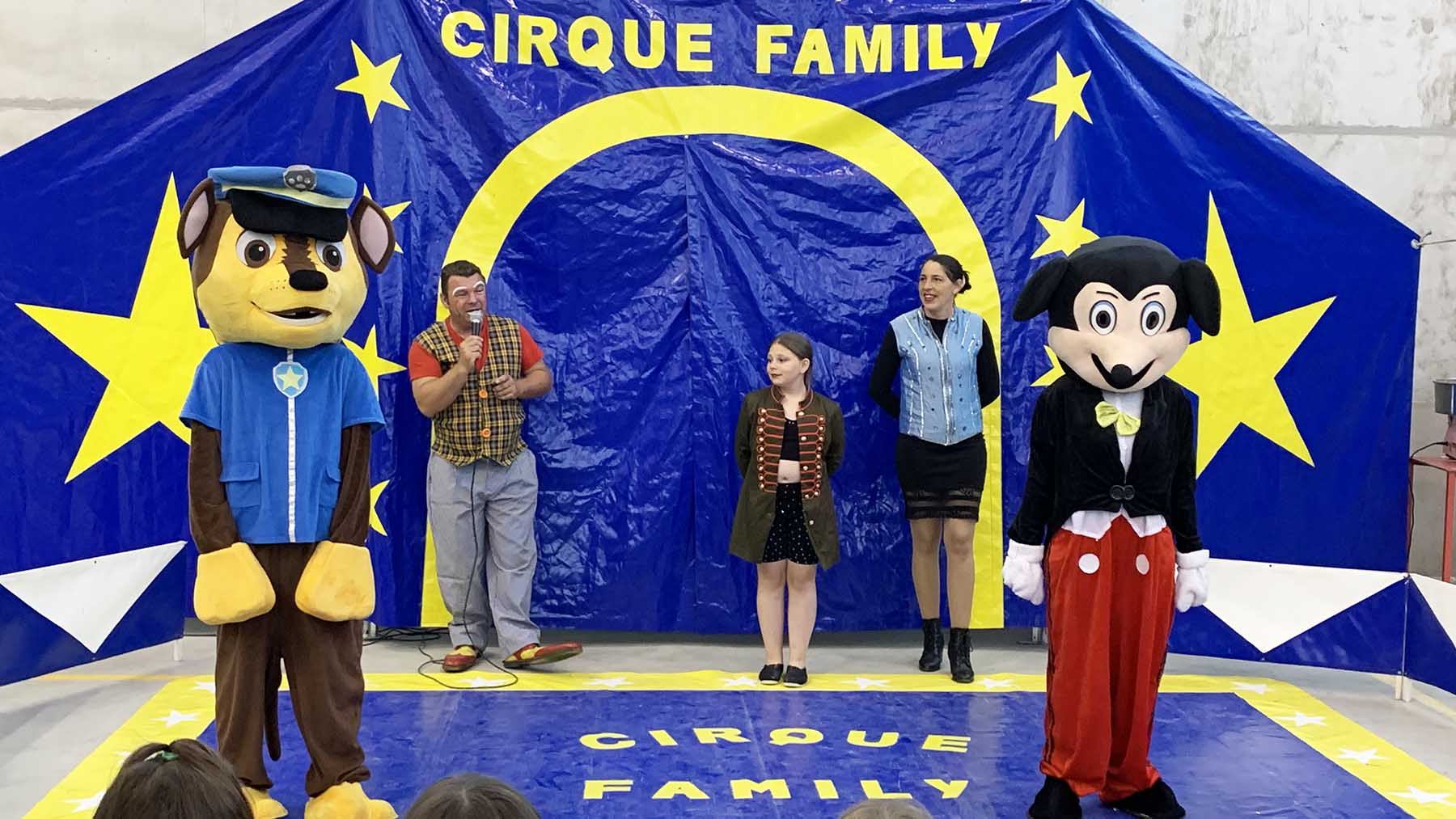 Cirque Family en plena actuación en el polideportivo Expeldoia de Murieta. Navarra.com