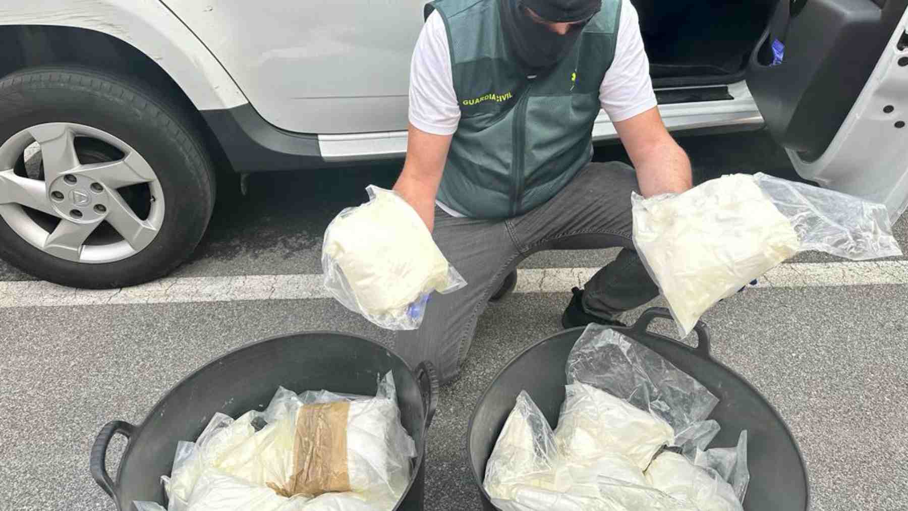 Un agente de la Guardia Civil sacando droga del coche. GUARDIA CIVIL