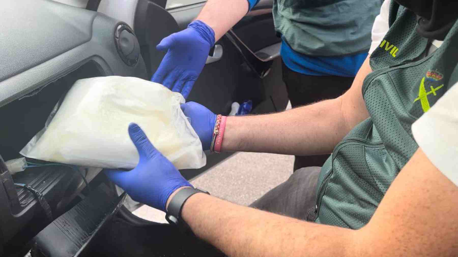 Un agente de la Guardia Civil sacando droga del coche. GUARDIA CIVIL