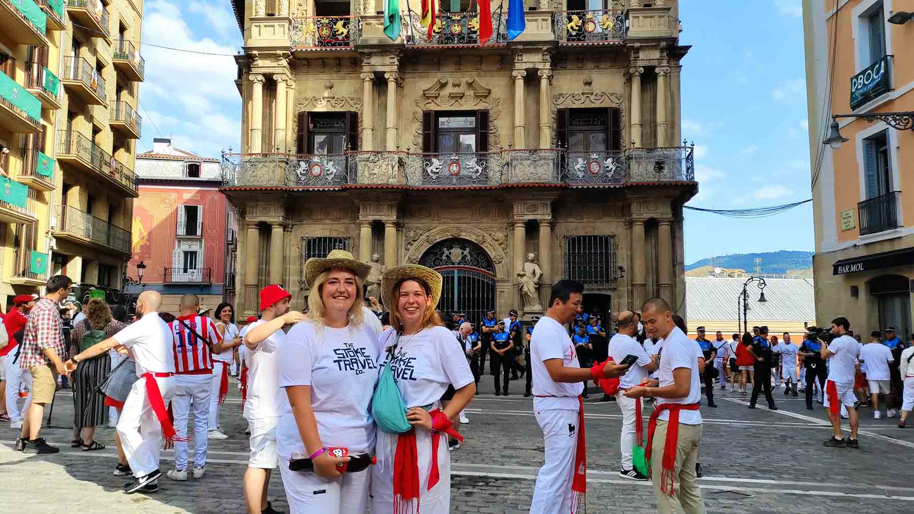 Alice y Olivia, de Inglaterra y California, disfrutan de los Sanfermines en Pamplona. NAVARRA.COM