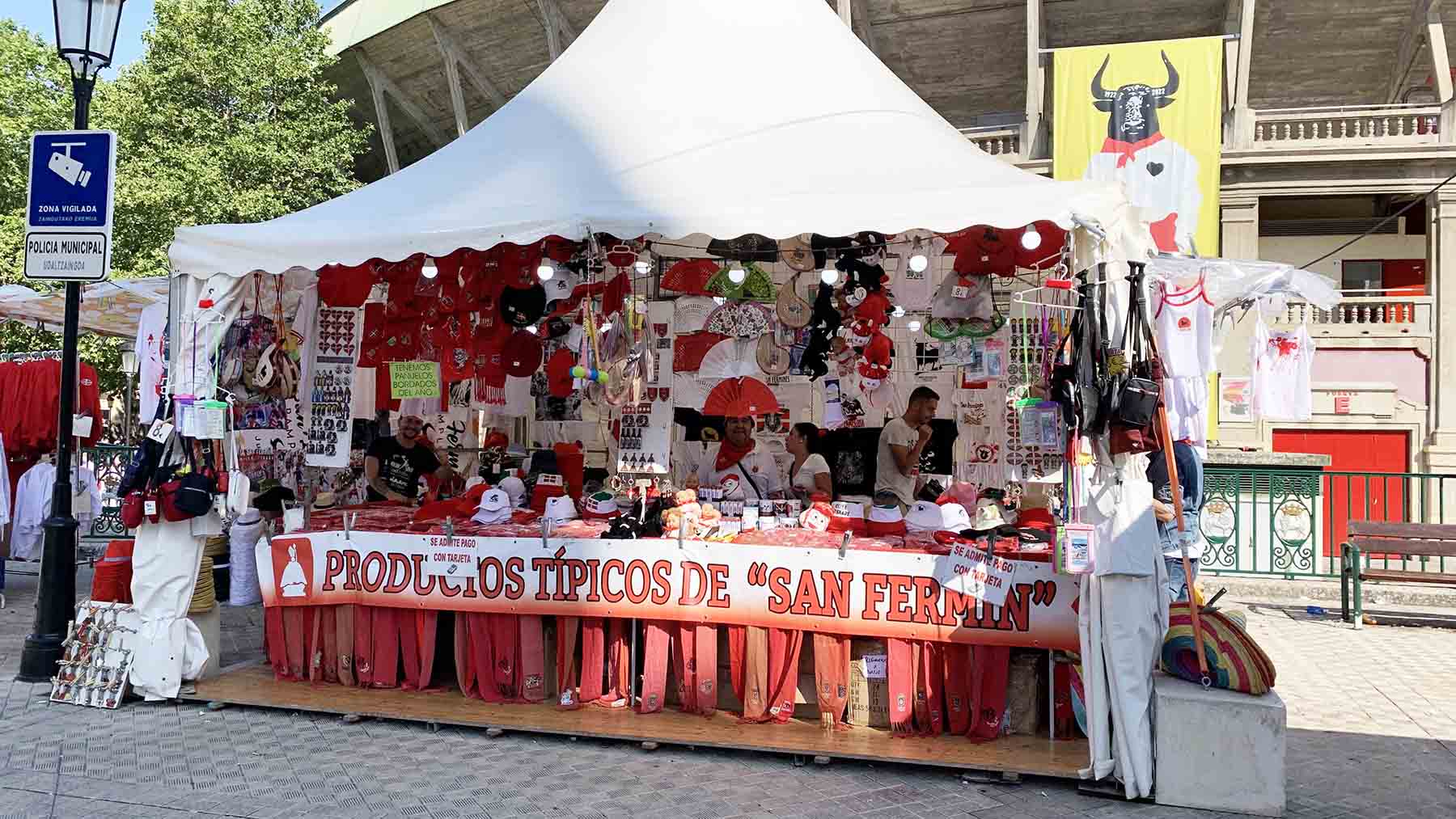 El puesto de venta de la familia de Manuel Lozano Muñoz durante los Sanfermines en Pamplona. Navarra.com