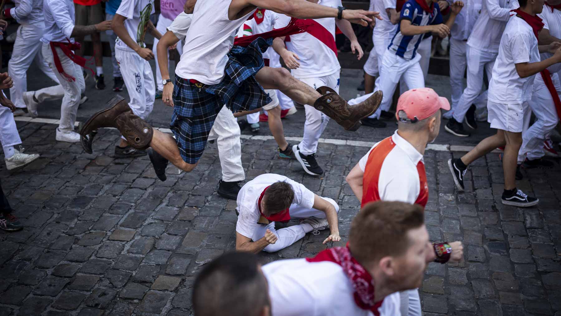 Cuarto encierro de San Fermín 2023 con toros de la ganadería de Fuente Ymbro en el tramo de Telefónica de Pamplona. JASMINA AHMETSPAHIC