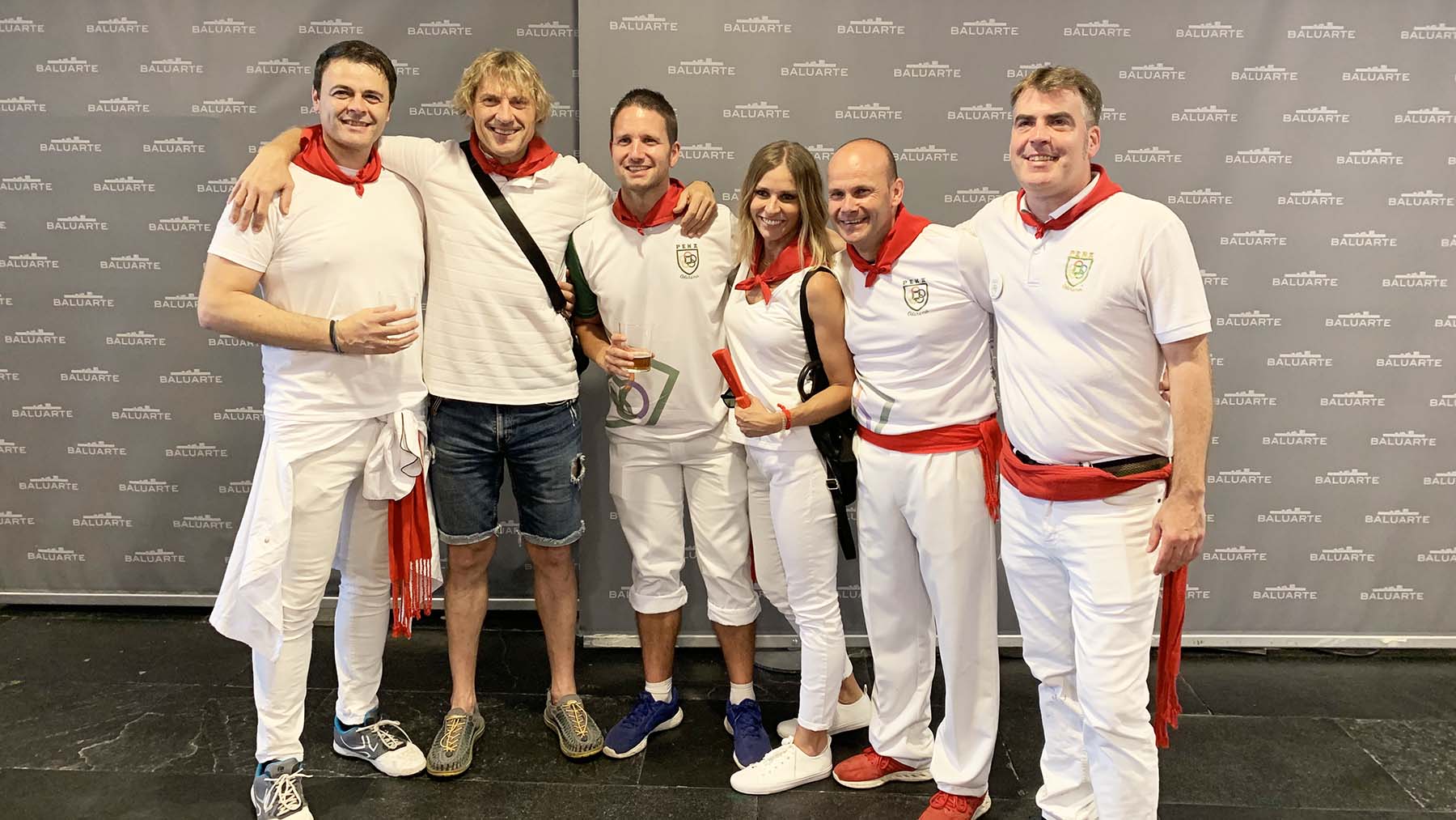 Julian Iantzi, Ana Prada y Teo Lázaro con unos amigos de la Peña Oberena en Baluarte. Navarra.com