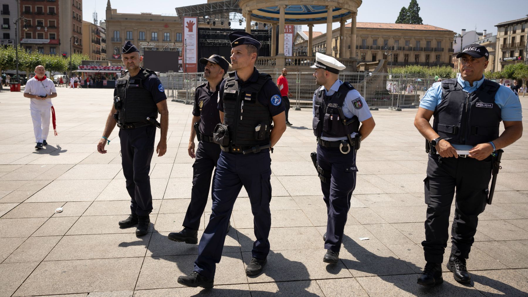 Un grupo de agentes de la policía de otros países europeos que han llegado a Pamplona para colaborar con la Policía Nacional durante las fiestas charlan con EFE para explicar en que consiste su labor estos días de San Fermín. Pasean por la ciudad aportando información a quien no habla castellano y ayudar a la policía española con las atenciones con ciudadanos internacionales. EFE/ Villar López